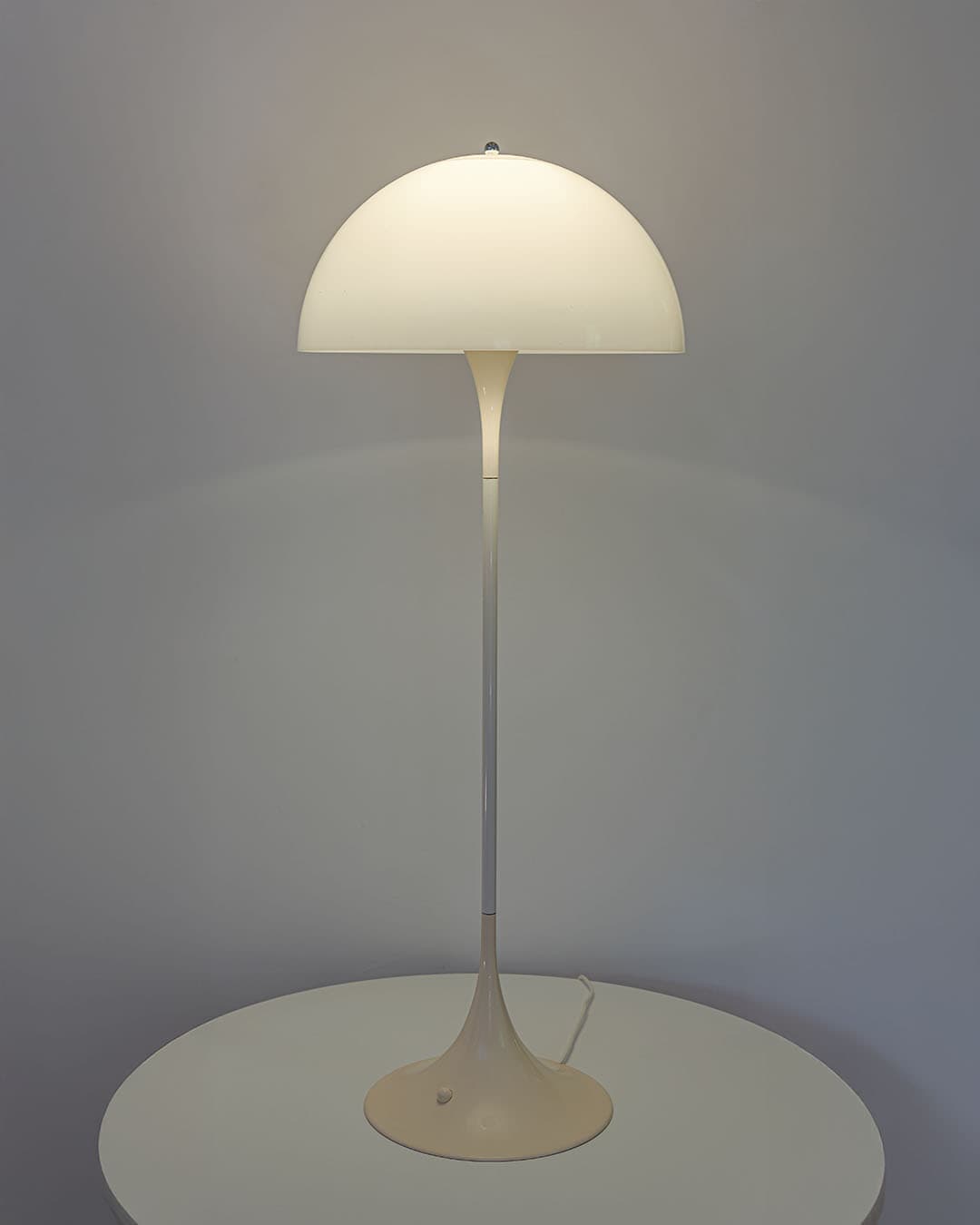Lampa podłogowa Panthella, biały plastik, metal, proj. V. Panton, Louis Poulsen, Dania, lata 70. - 369821