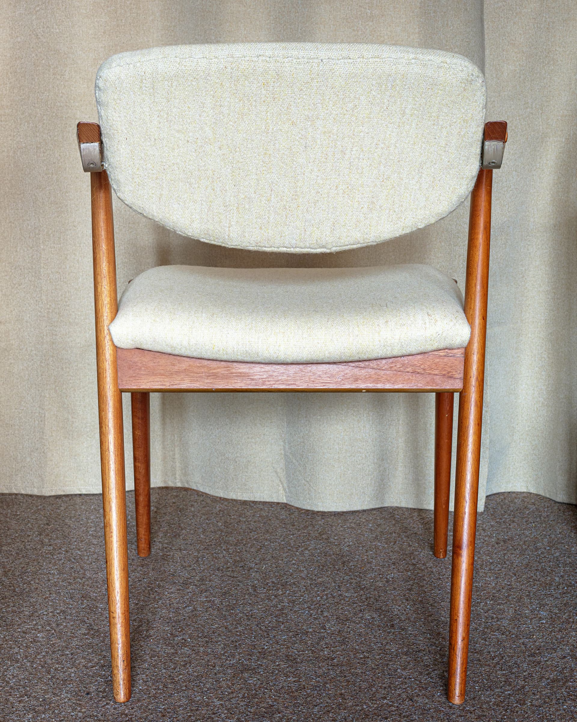Krzesło Model 42, teak brązowy, tkanina beżowy, proj. K. Kristiansen, Dania, lata 60. - 369845