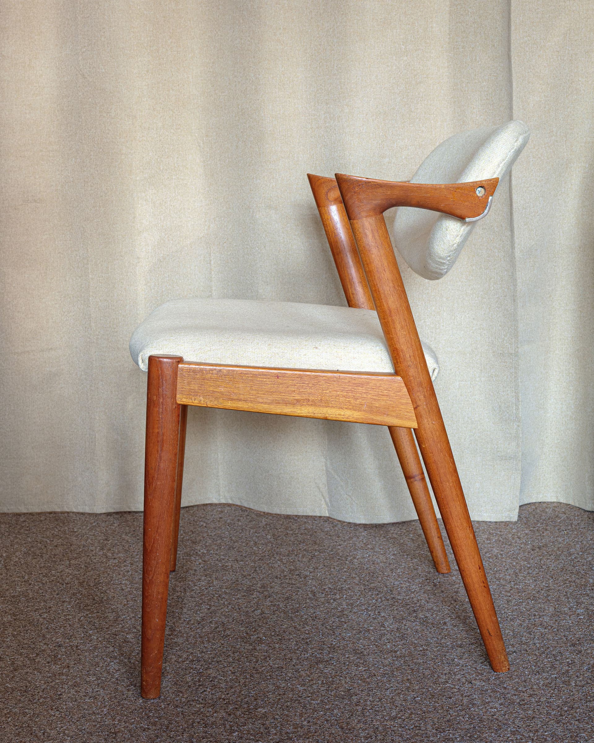 Krzesło Model 42, teak brązowy, tkanina beżowy, proj. K. Kristiansen, Dania, lata 60. - 369844