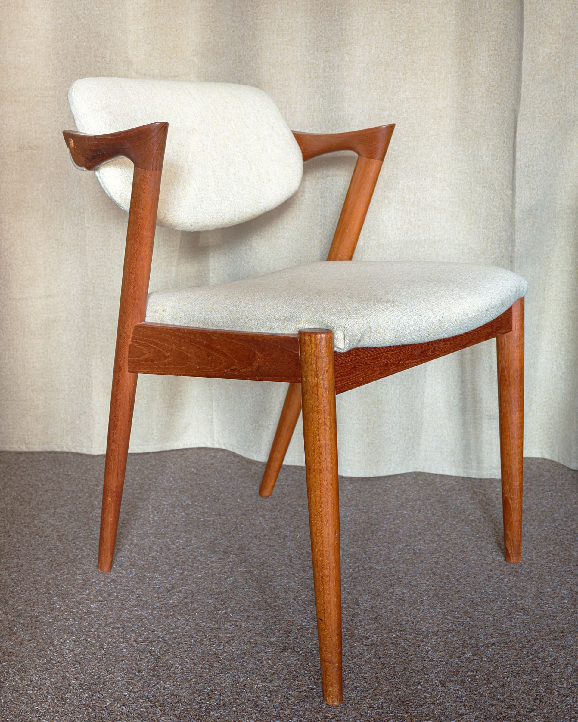 Krzesło Model 42, teak brązowy, tkanina beżowy, proj. K. Kristiansen, Dania, lata 60. - 369846