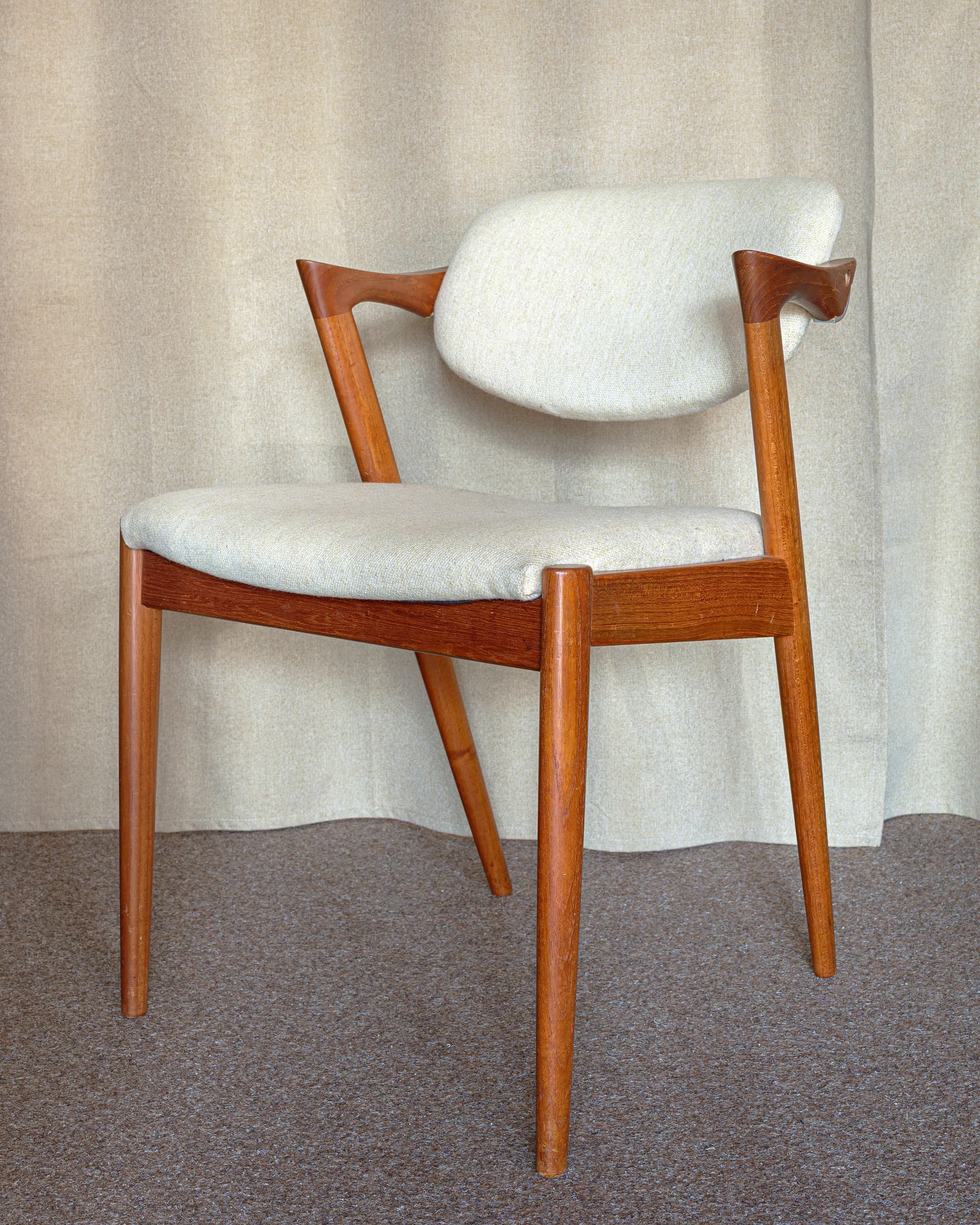 Krzesło Model 42, teak brązowy, tkanina beżowy, proj. K. Kristiansen, Dania, lata 60. - 369843