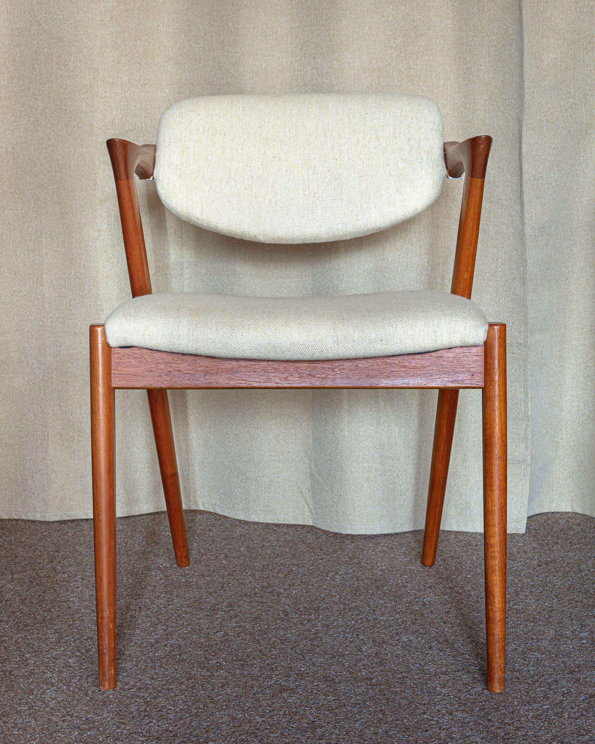 Krzesło Model 42, teak brązowy, tkanina beżowy, proj. K. Kristiansen, Dania, lata 60. - 369849