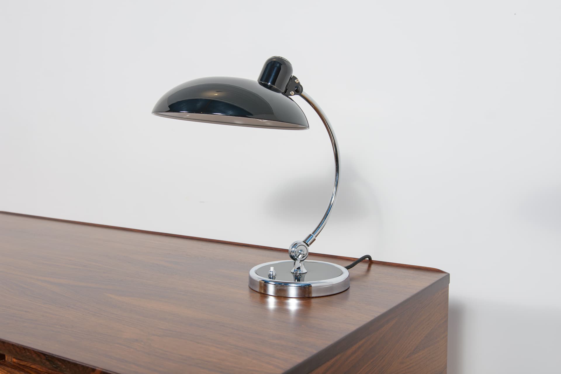 Lampa biurkowa Kaiser Idell 6631R Luxus, metal czarny, stal polerowana srebrna, proj. C. Dell, Kaiser Leuchten, Dania, lata 30. - 370245