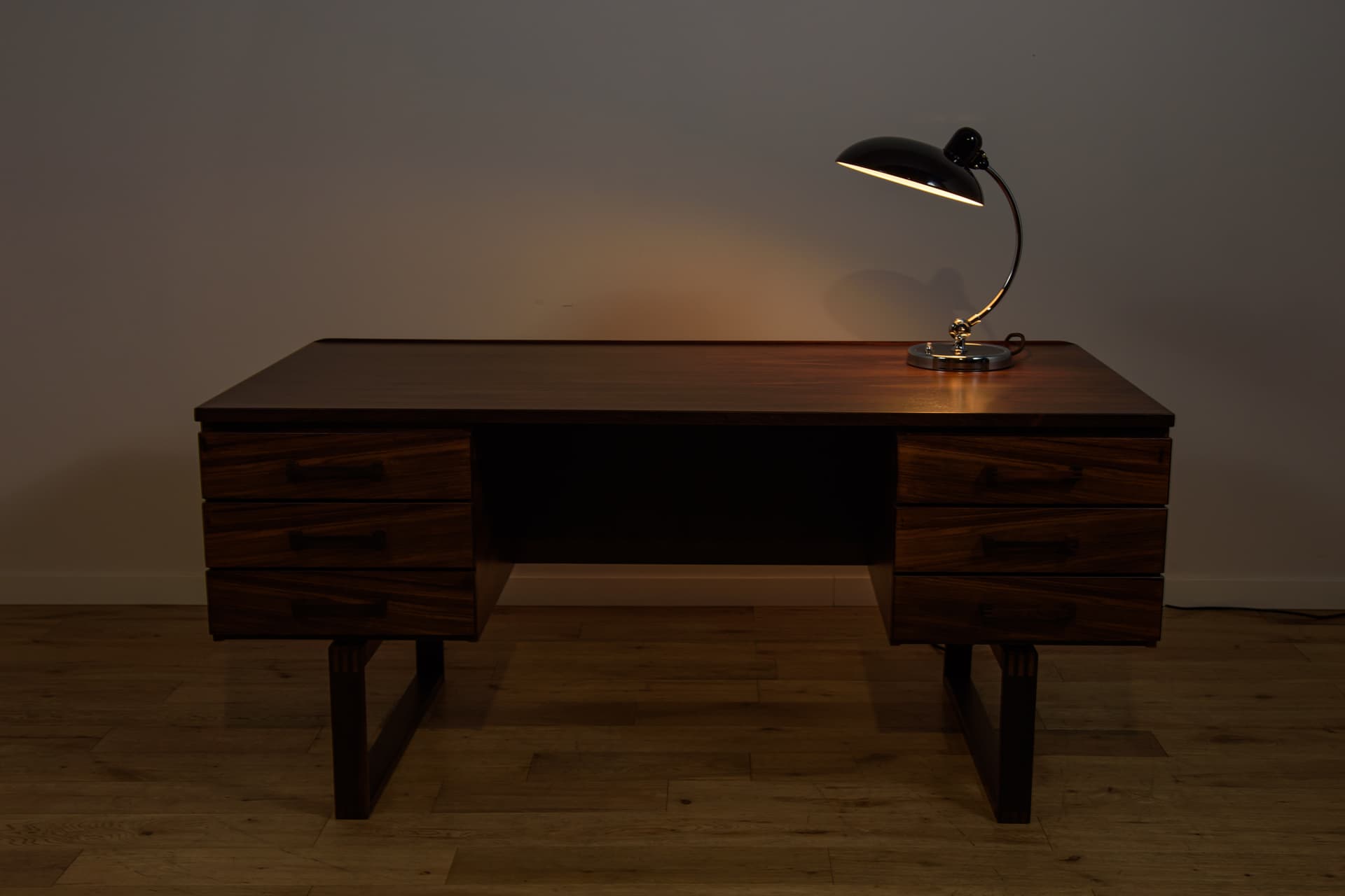 Lampa biurkowa Kaiser Idell 6631R Luxus, metal czarny, stal polerowana srebrna, proj. C. Dell, Kaiser Leuchten, Dania, lata 30. - 370250