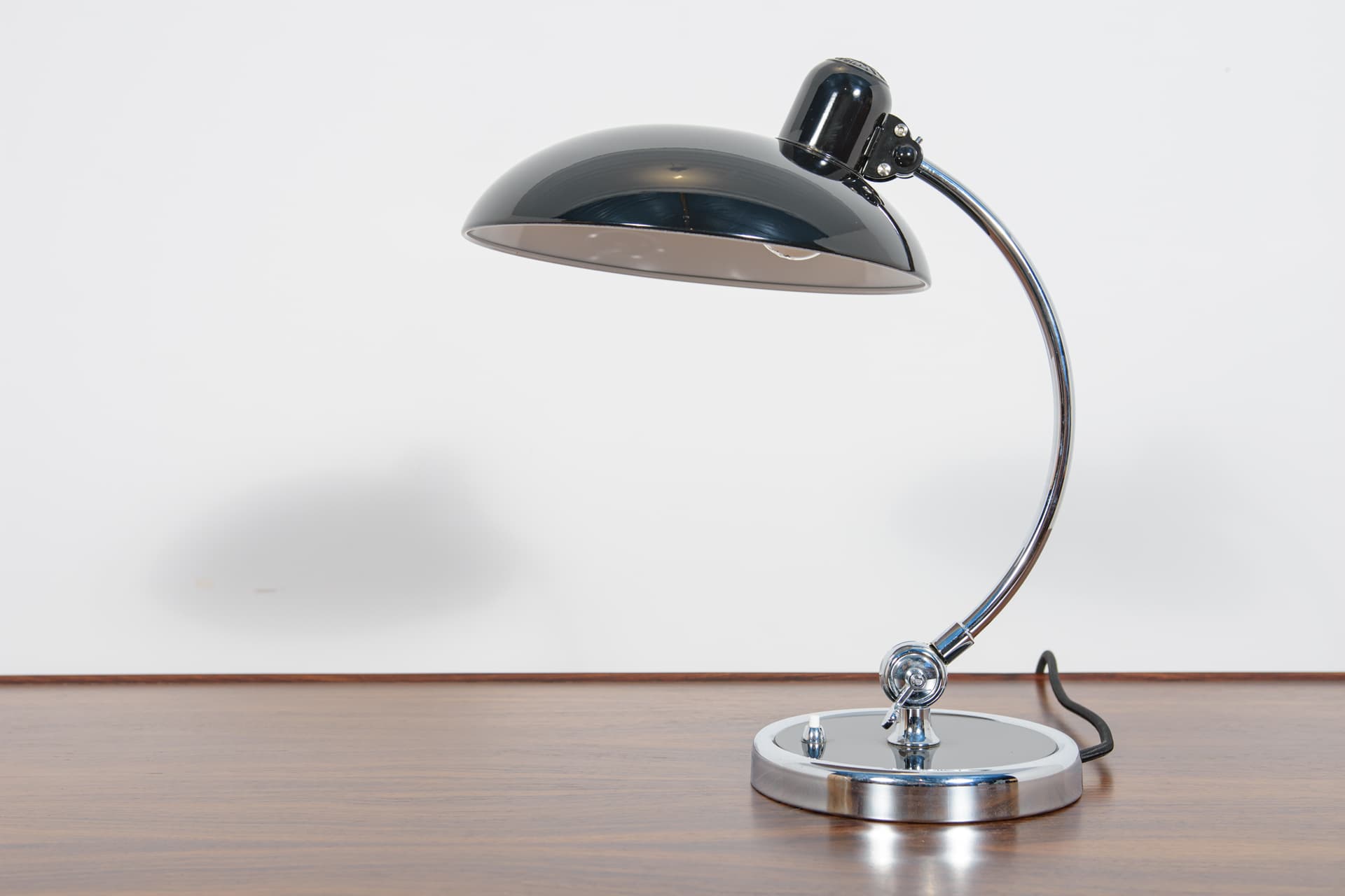 Lampa biurkowa Kaiser Idell 6631R Luxus, metal czarny, stal polerowana srebrna, proj. C. Dell, Kaiser Leuchten, Dania, lata 30. - 370244