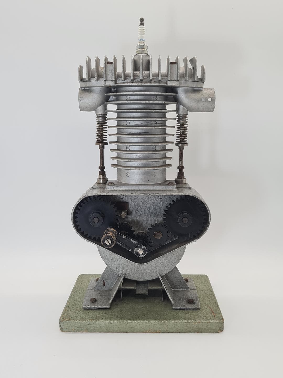Model edukacyjny silnika spalinowego, aluminium srebrny, stal zielony, Polska, lata 70. - 370420