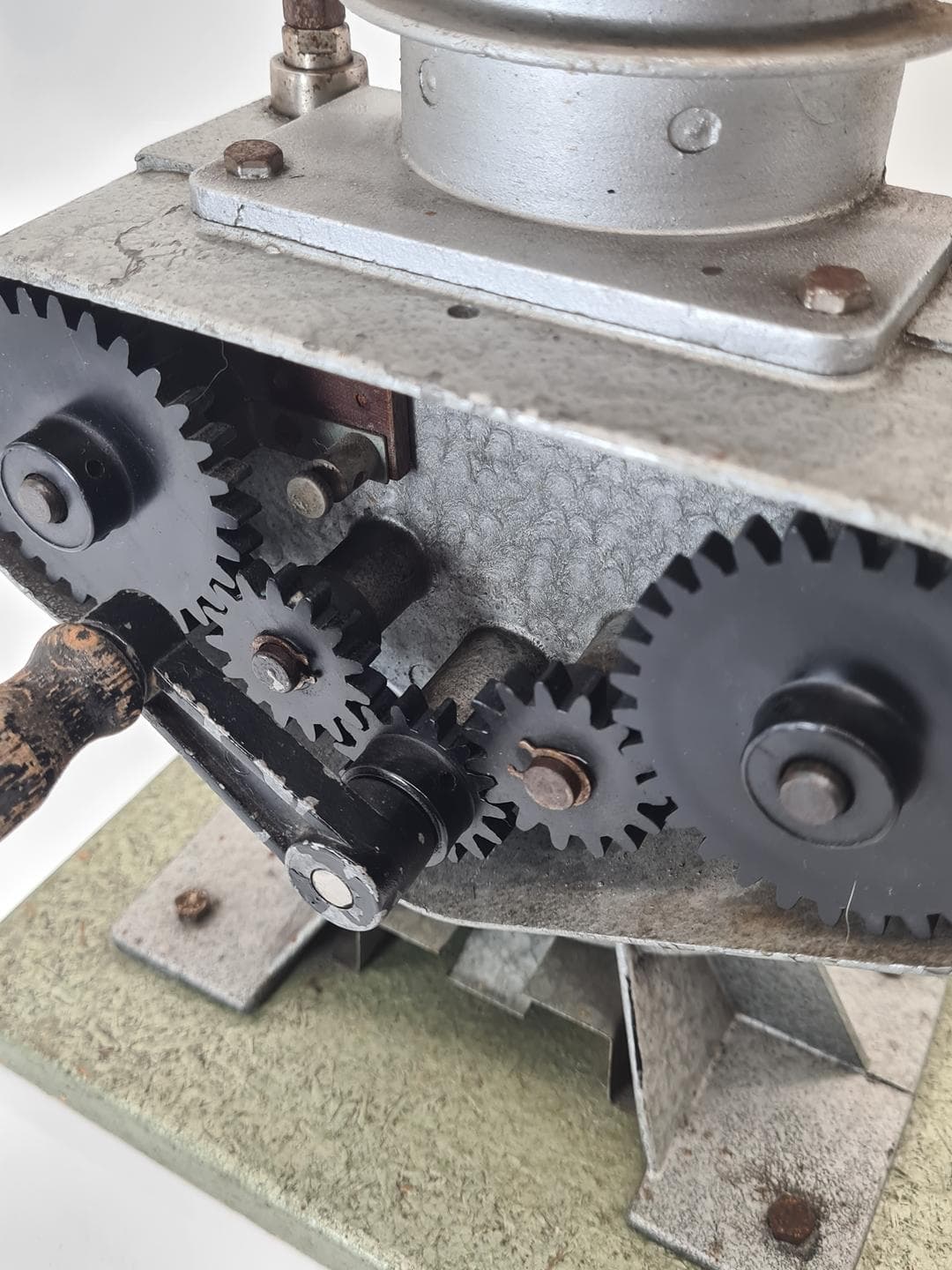 Model edukacyjny silnika spalinowego, aluminium srebrny, stal zielony, Polska, lata 70. - 370426