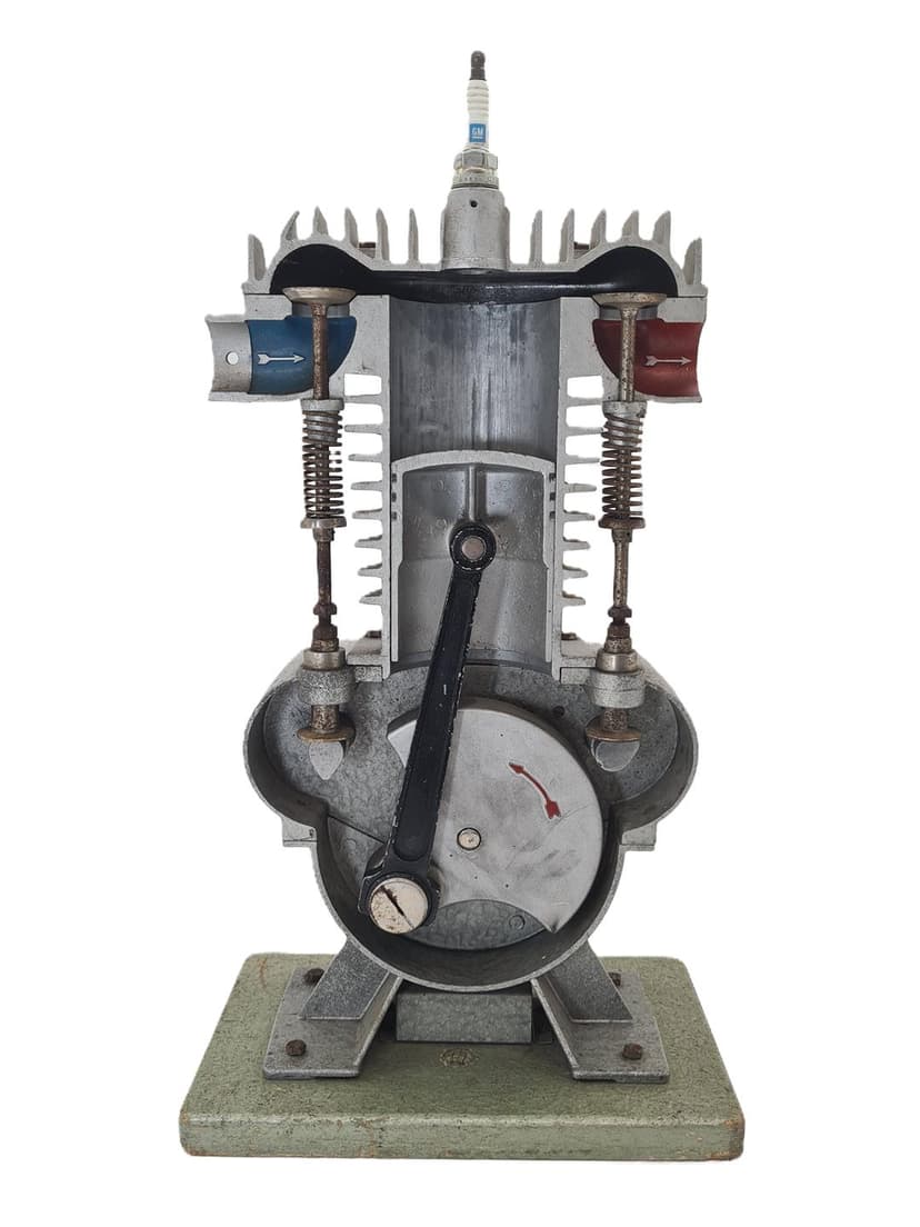Model edukacyjny silnika spalinowego, aluminium srebrny, stal zielony, Polska, lata 70.