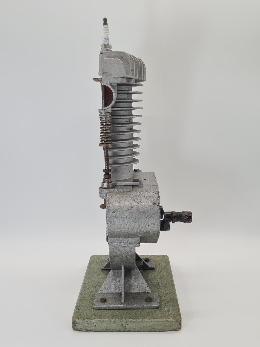 Model edukacyjny silnika spalinowego, aluminium srebrny, stal zielony, Polska, lata 70. - 370422