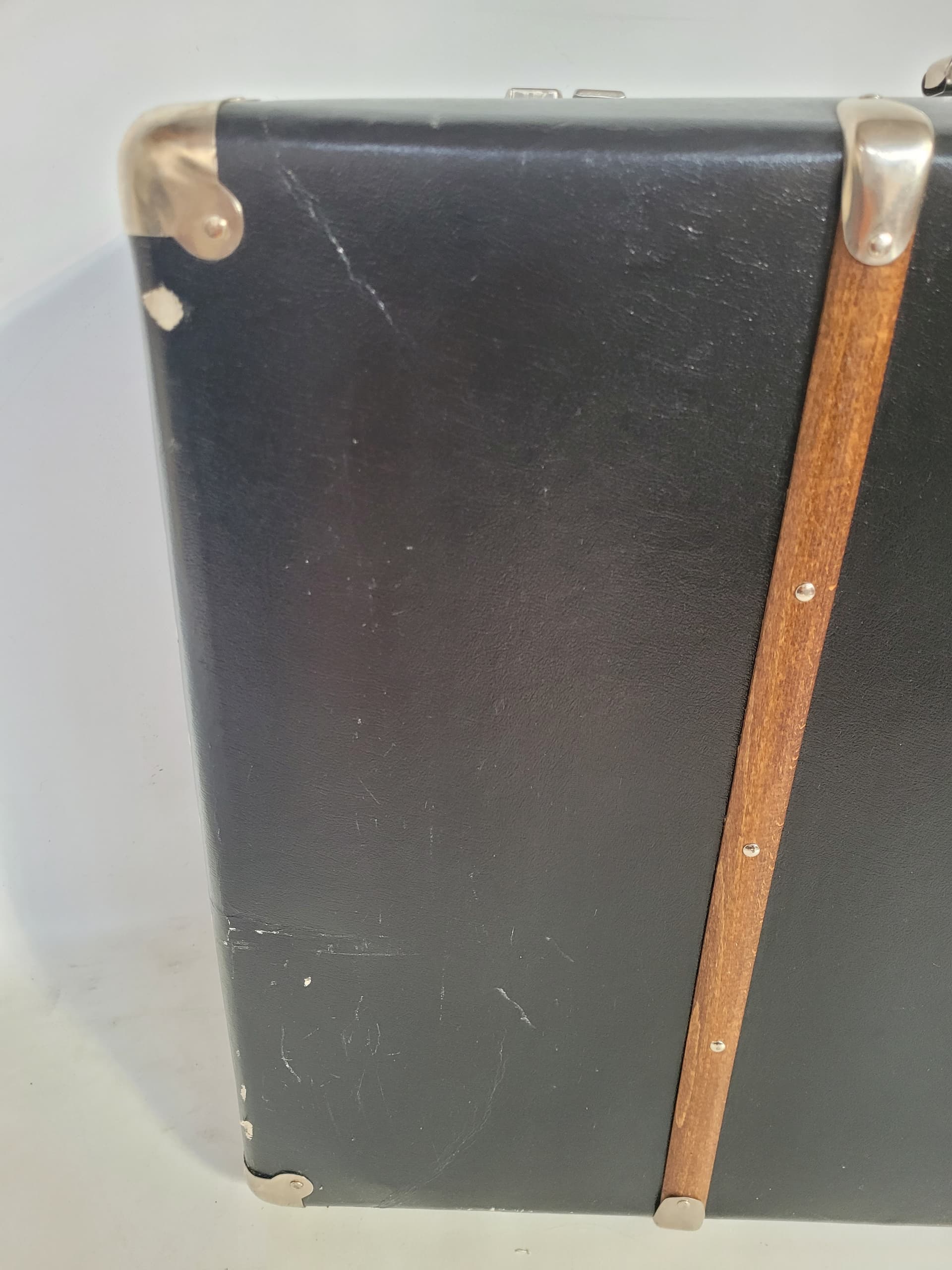 Walizka, czarna, skóra ekologiczna, drewno brązowy, metal srebrny, lata 60. - 370616