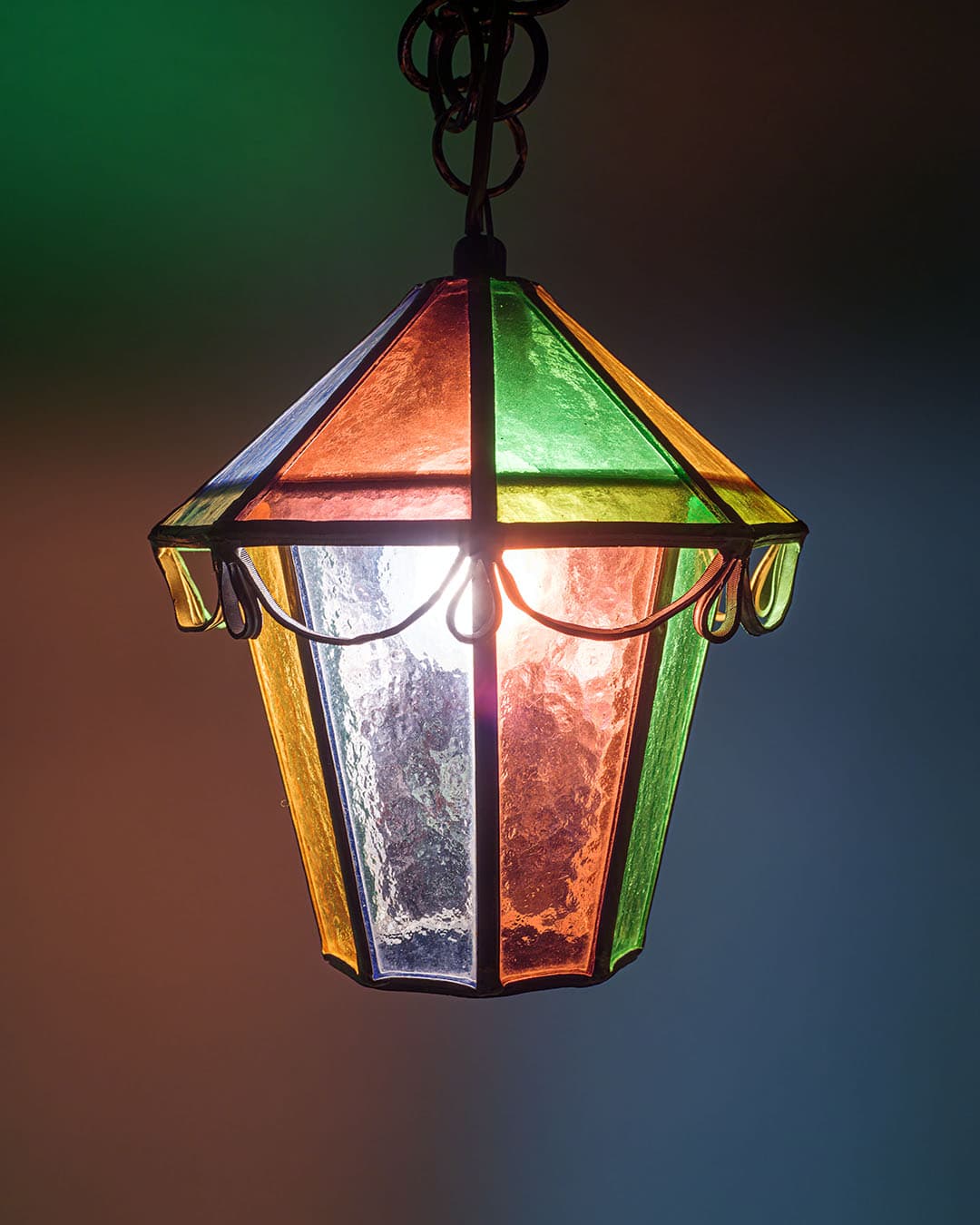 Lampa wisząca witrażowa, zielony czerwony niebieski, szkło metal, Dania, lata 70. - 370844