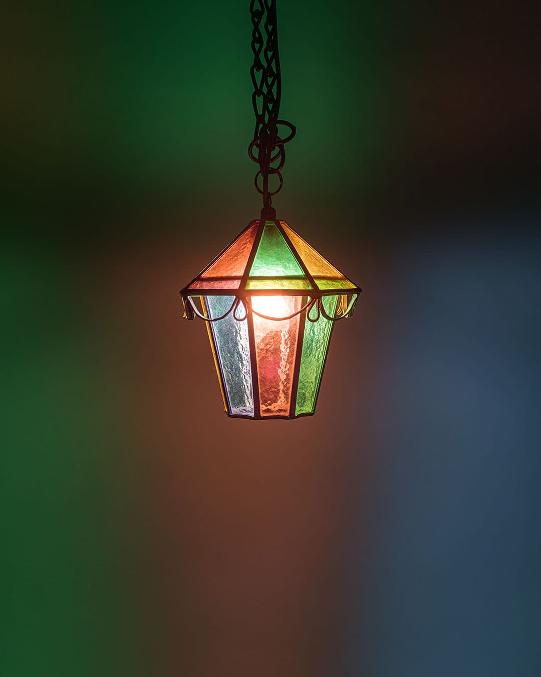 Lampa wisząca witrażowa, zielony czerwony niebieski, szkło metal, Dania, lata 70. - 370842