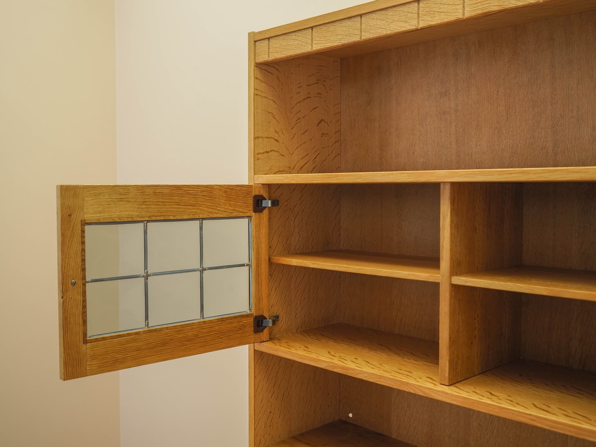 Biblioteczka, dąb brązowy, proj. H. Kjærnulf, Dania, lata 60. - 371216