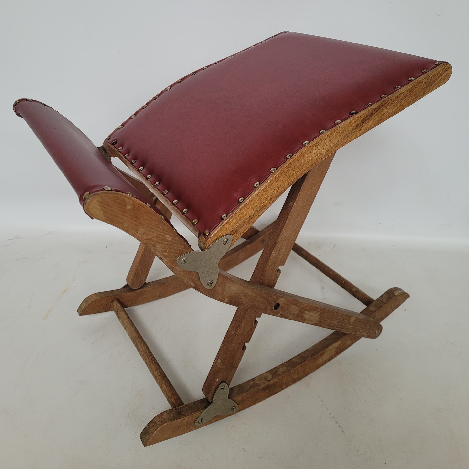 Podnóżek bujany, skóra burgundowa, drewno, metal, lata 70. - 371312