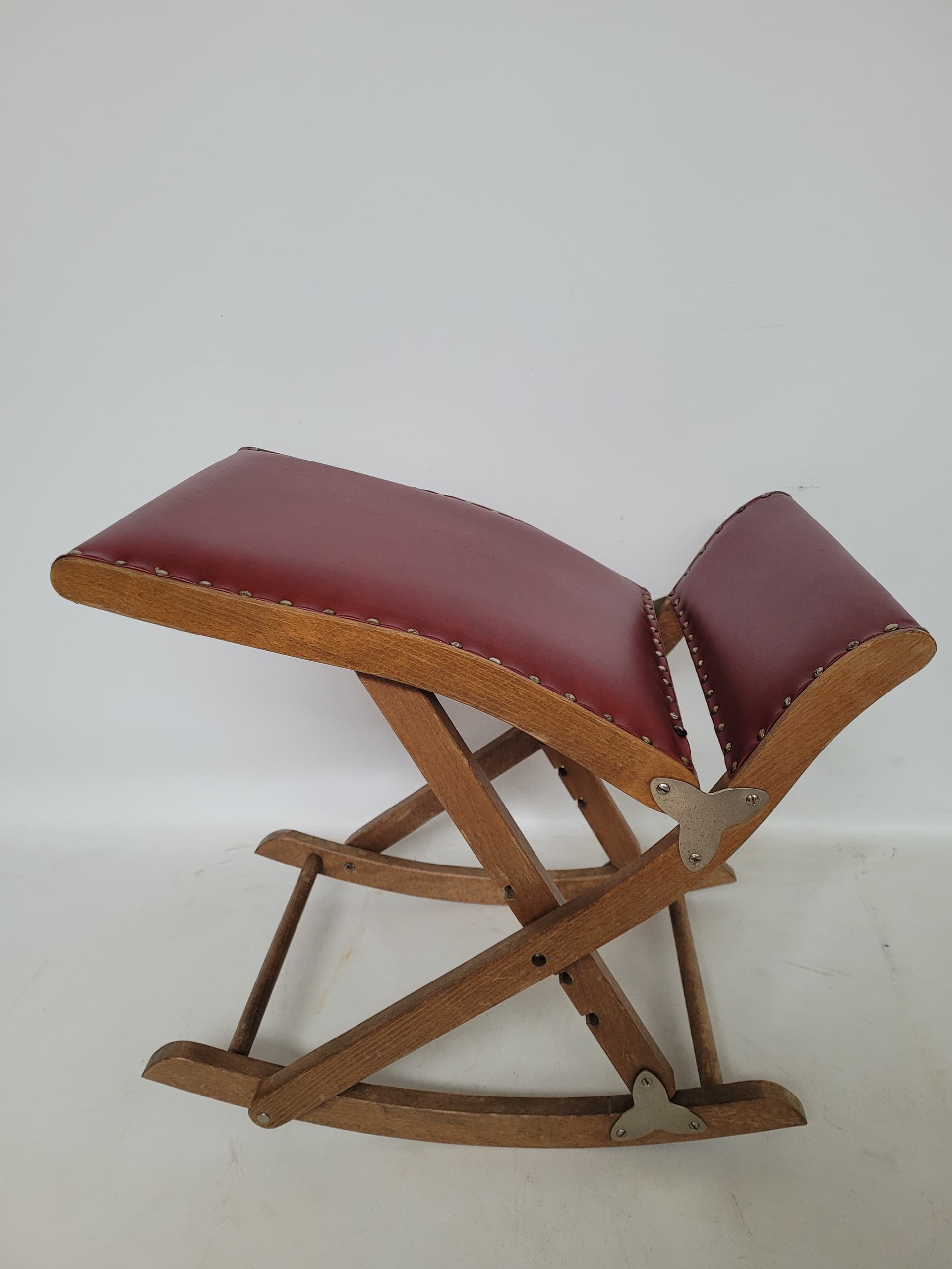 Podnóżek bujany, skóra burgundowa, drewno, metal, lata 70. - 371315