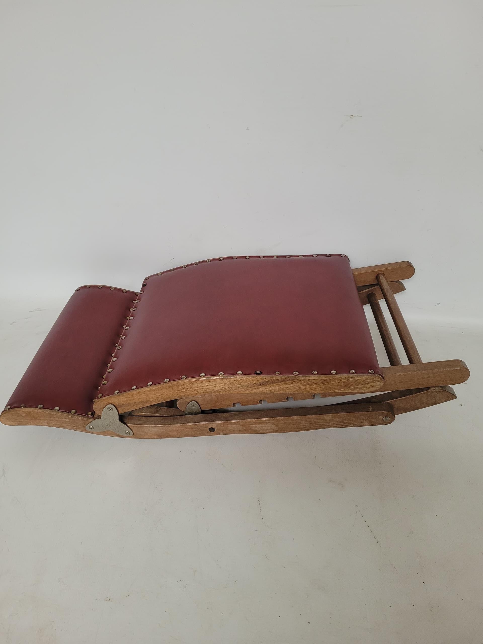 Podnóżek bujany, skóra burgundowa, drewno, metal, lata 70. - 371318