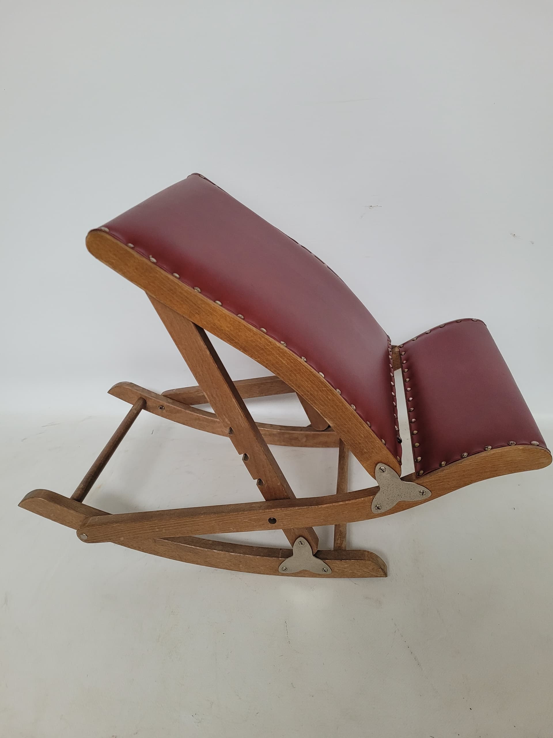 Podnóżek bujany, skóra burgundowa, drewno, metal, lata 70. - 371310