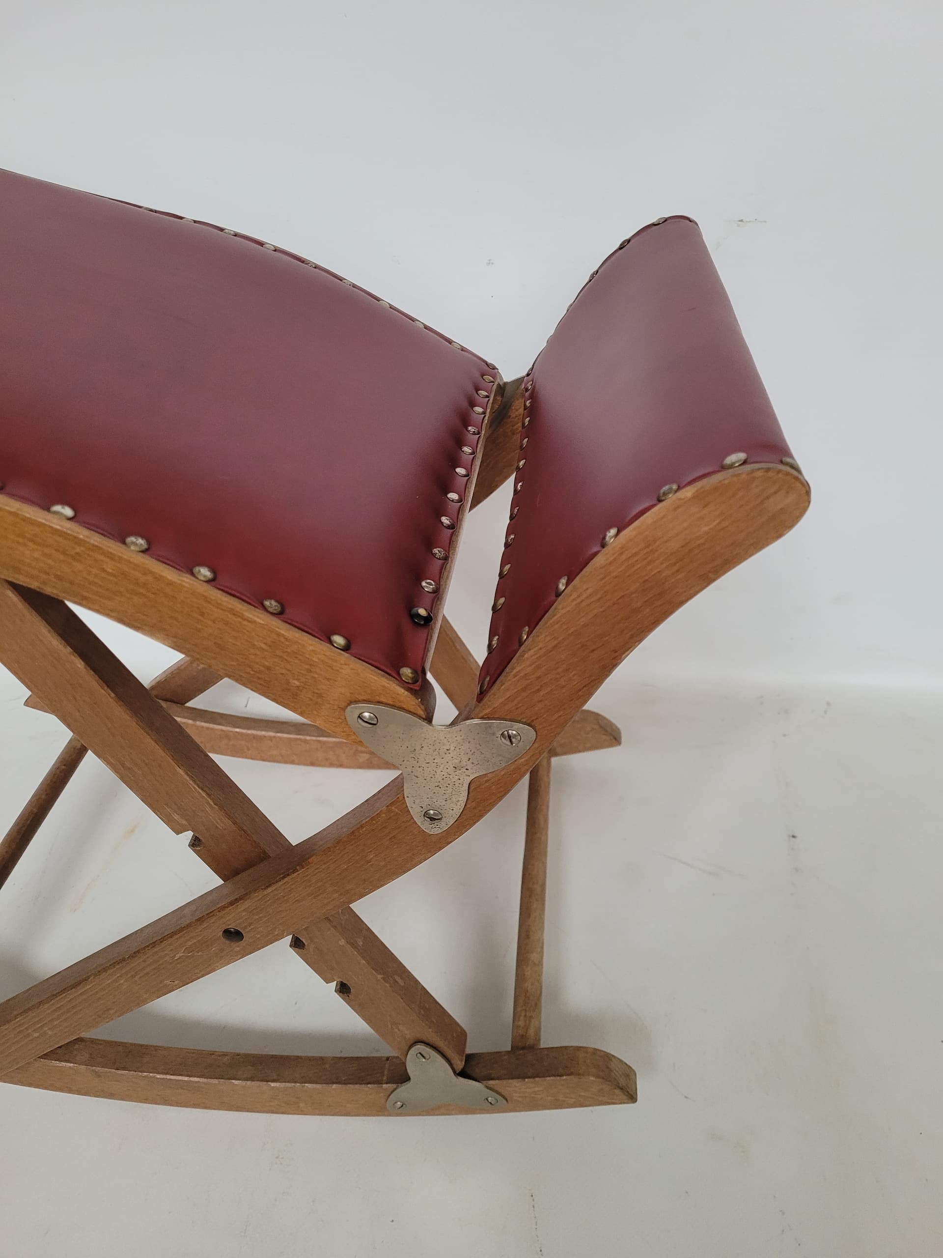 Podnóżek bujany, skóra burgundowa, drewno, metal, lata 70. - 371314