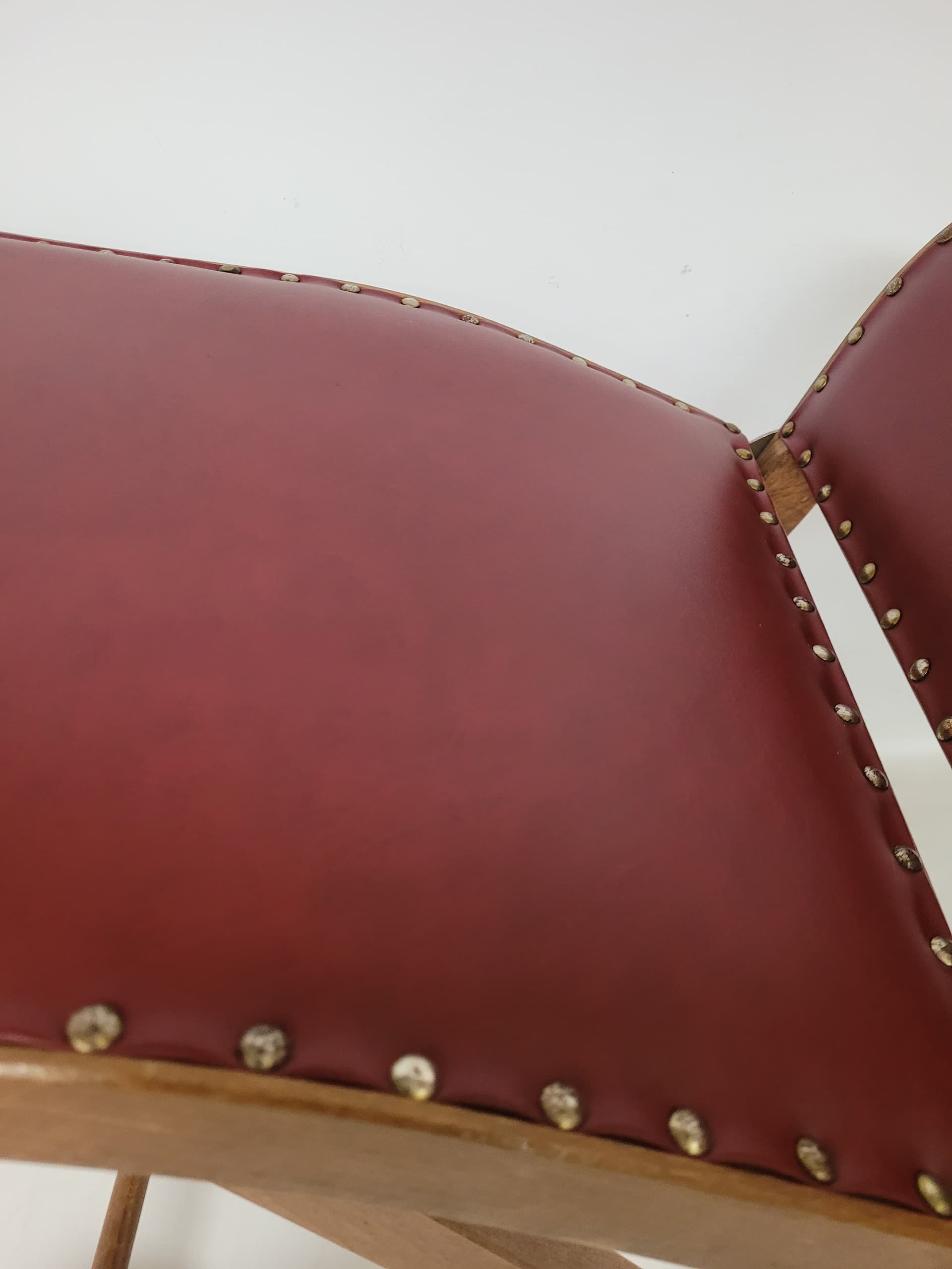 Podnóżek bujany, skóra burgundowa, drewno, metal, lata 70. - 371313