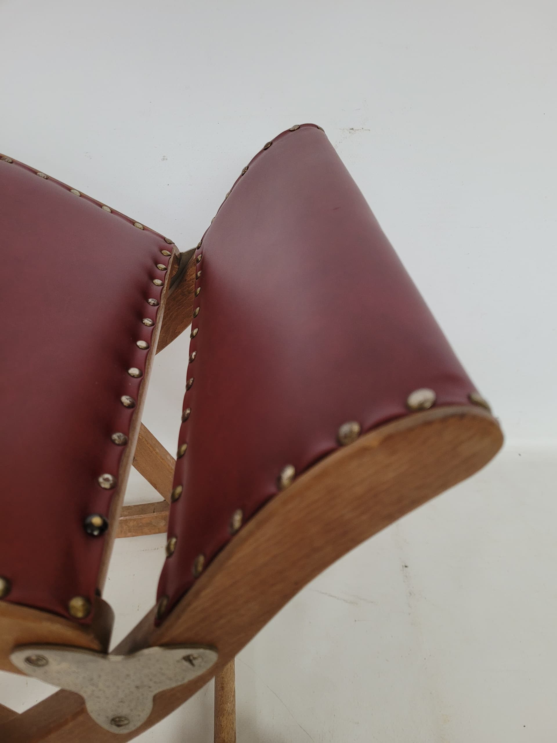 Podnóżek bujany, skóra burgundowa, drewno, metal, lata 70. - 371309