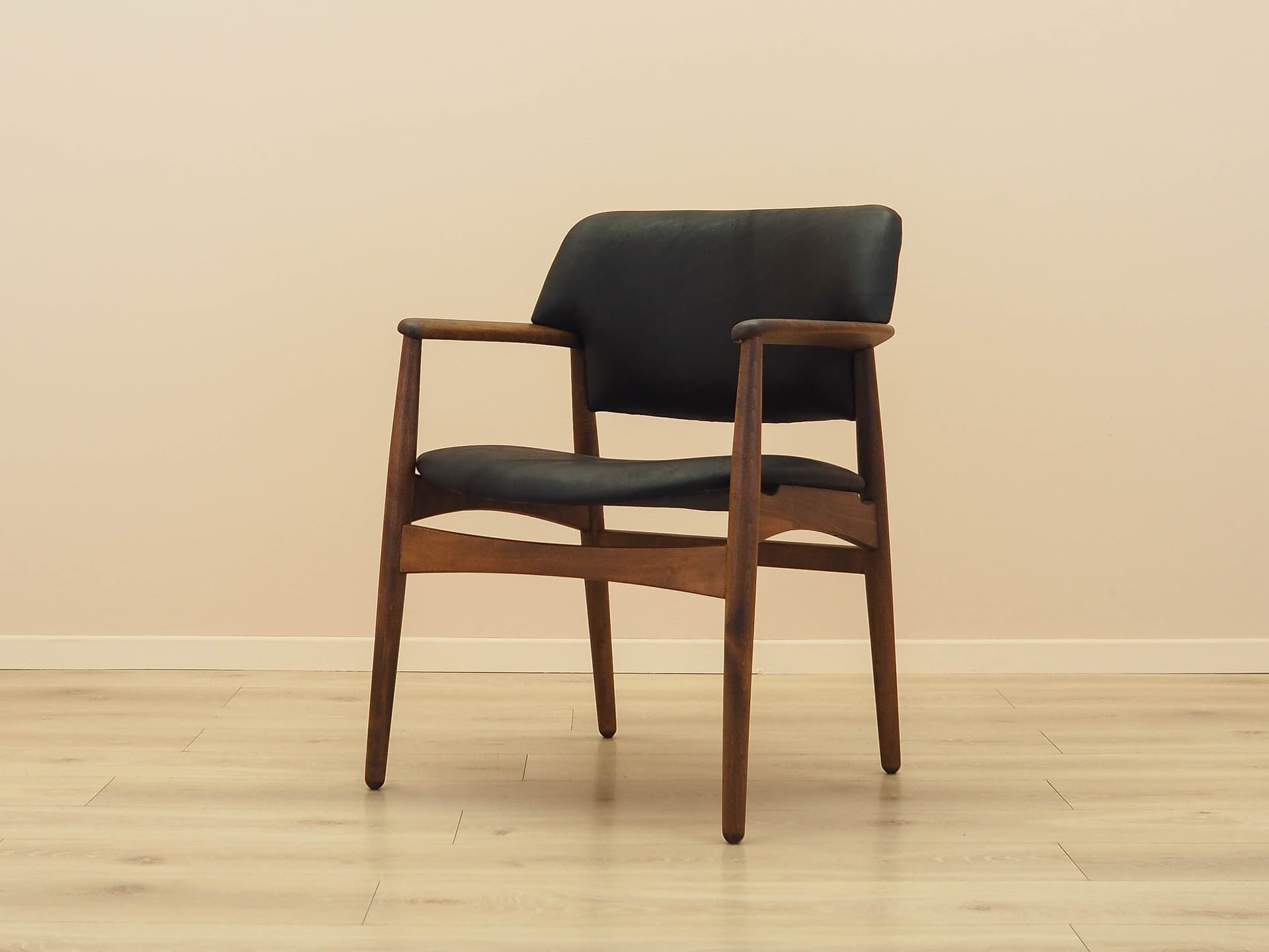 Fotel Larsen & Bender Madsen, dąb brązowy, skóra naturalna czarna, Fritz Hansen, Dania, lata 70. - 371357