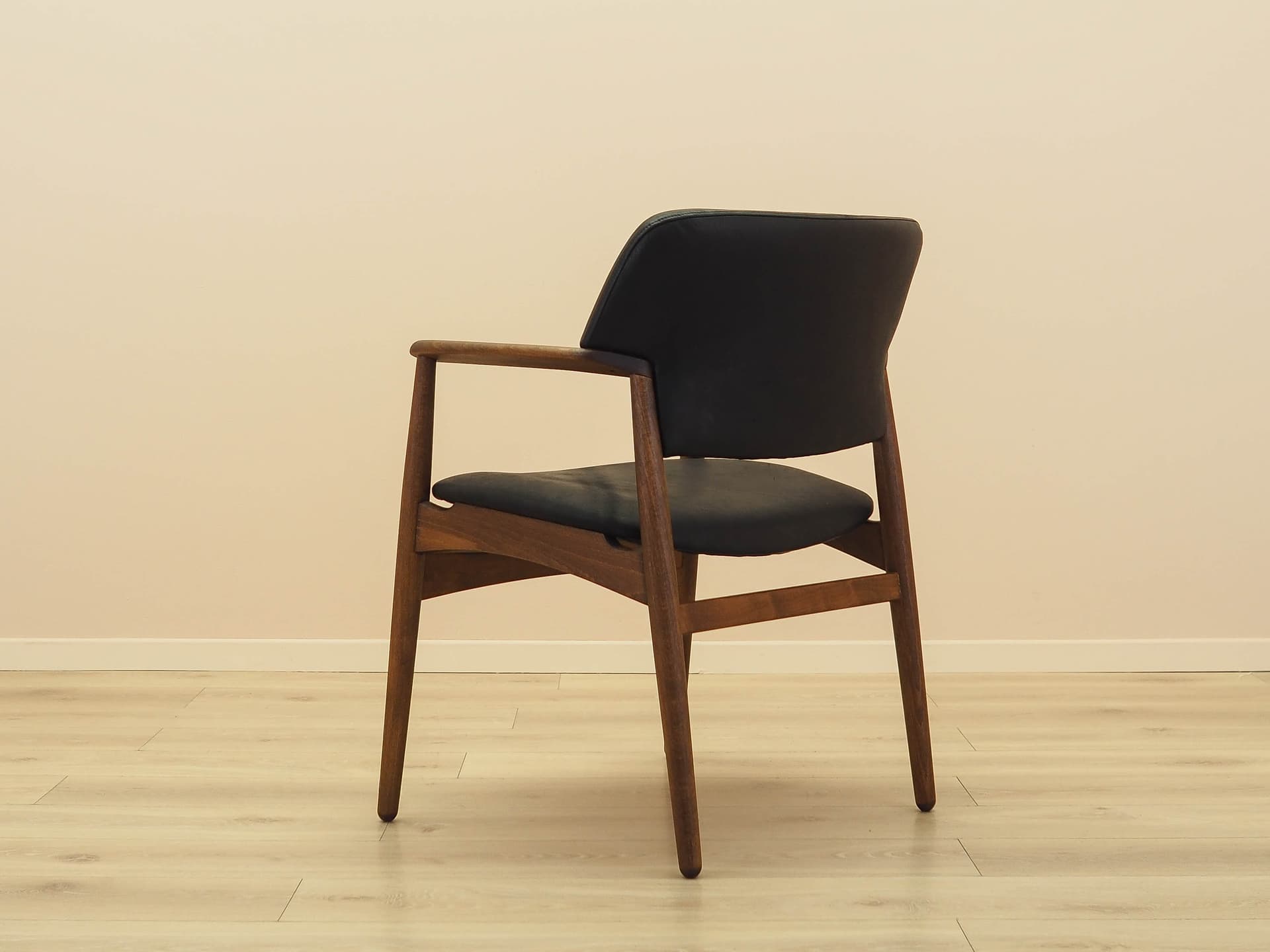 Fotel Larsen & Bender Madsen, dąb brązowy, skóra naturalna czarna, Fritz Hansen, Dania, lata 70. - 371360