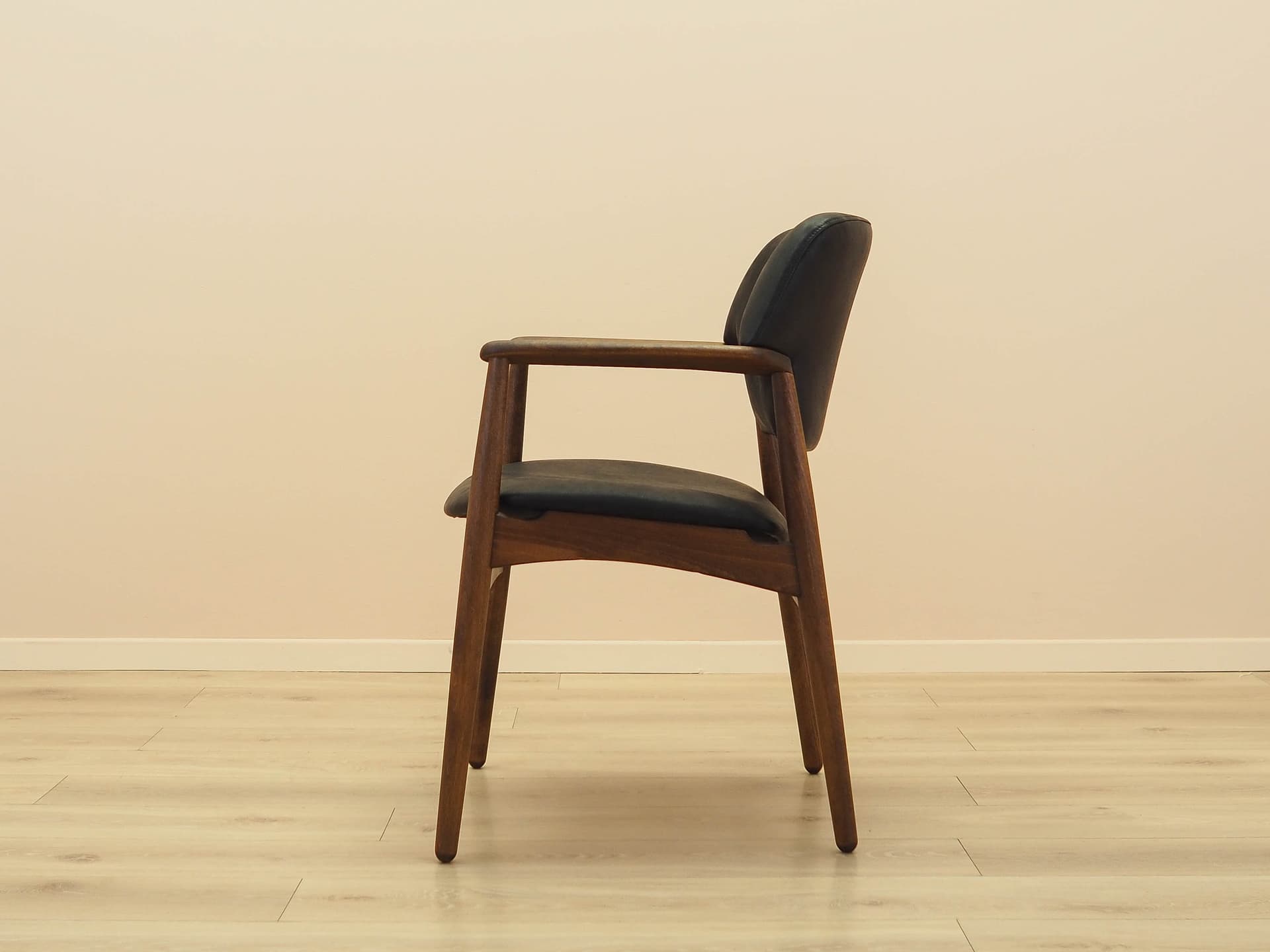 Fotel Larsen & Bender Madsen, dąb brązowy, skóra naturalna czarna, Fritz Hansen, Dania, lata 70. - 371359