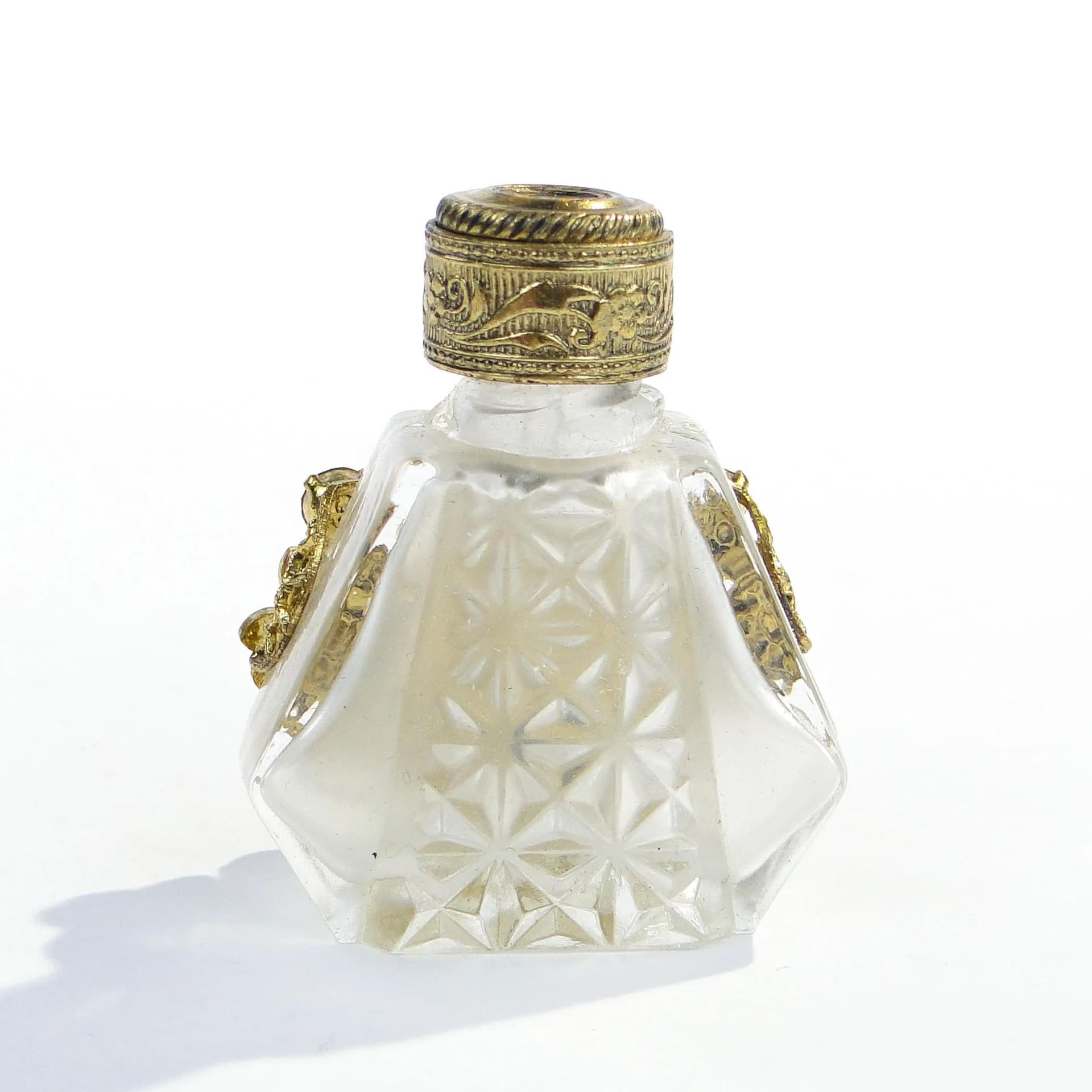 Flakon na perfumy, przezroczysty szkło, złoty metal, Bohemia, Czechy, lata 50. - 371467