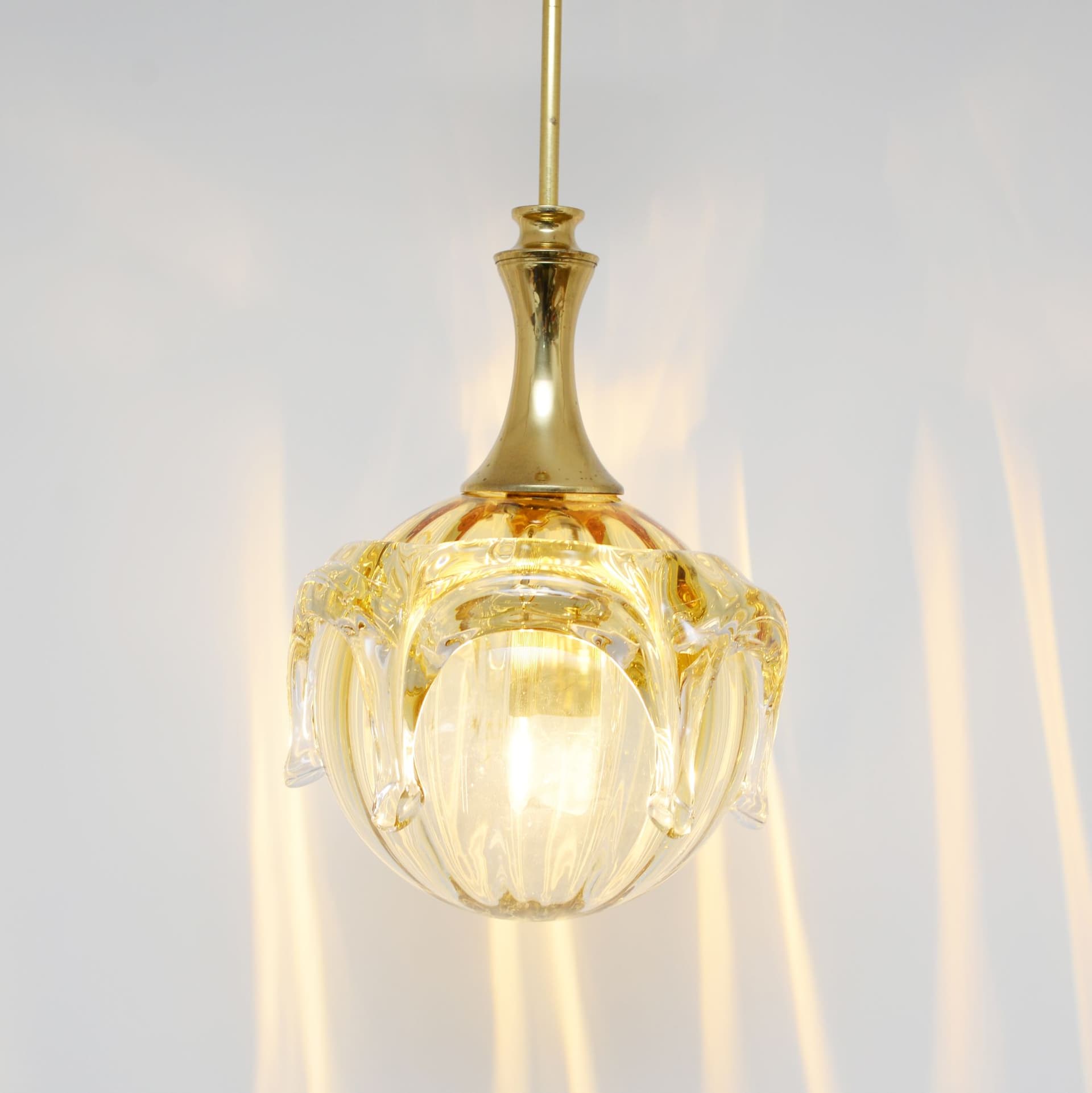 Lampa wisząca, bursztynowe szkło, mosiądz złoty, Limburg, Niemcy, lata 70. - 371483