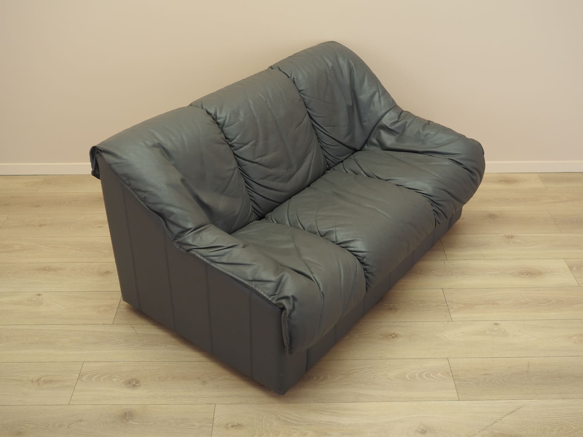 Sofa dwuosobowa, skóra szara, drewno, Włochy, lata 70. - 371813