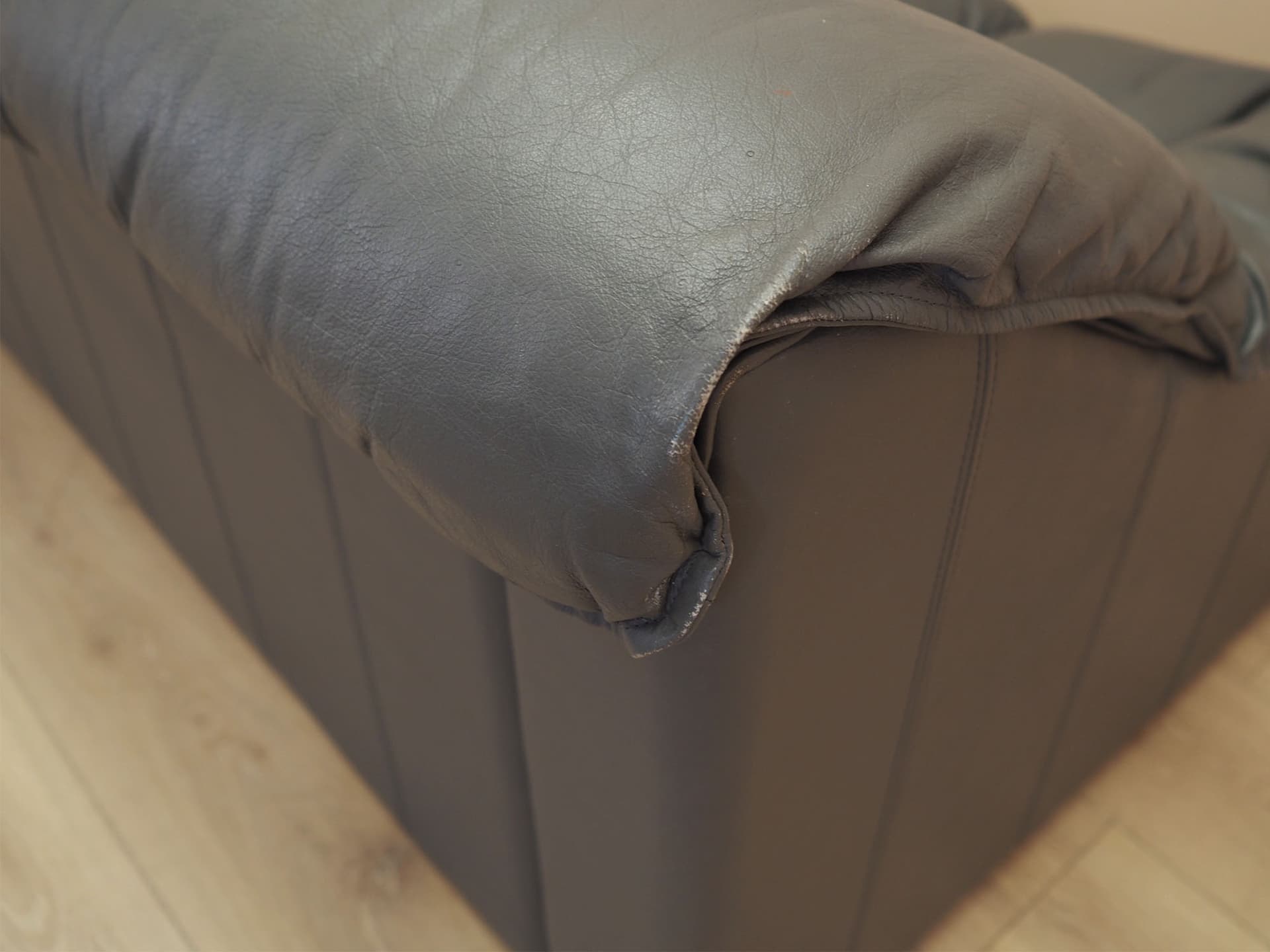 Sofa dwuosobowa, skóra szara, drewno, Włochy, lata 70. - 371818