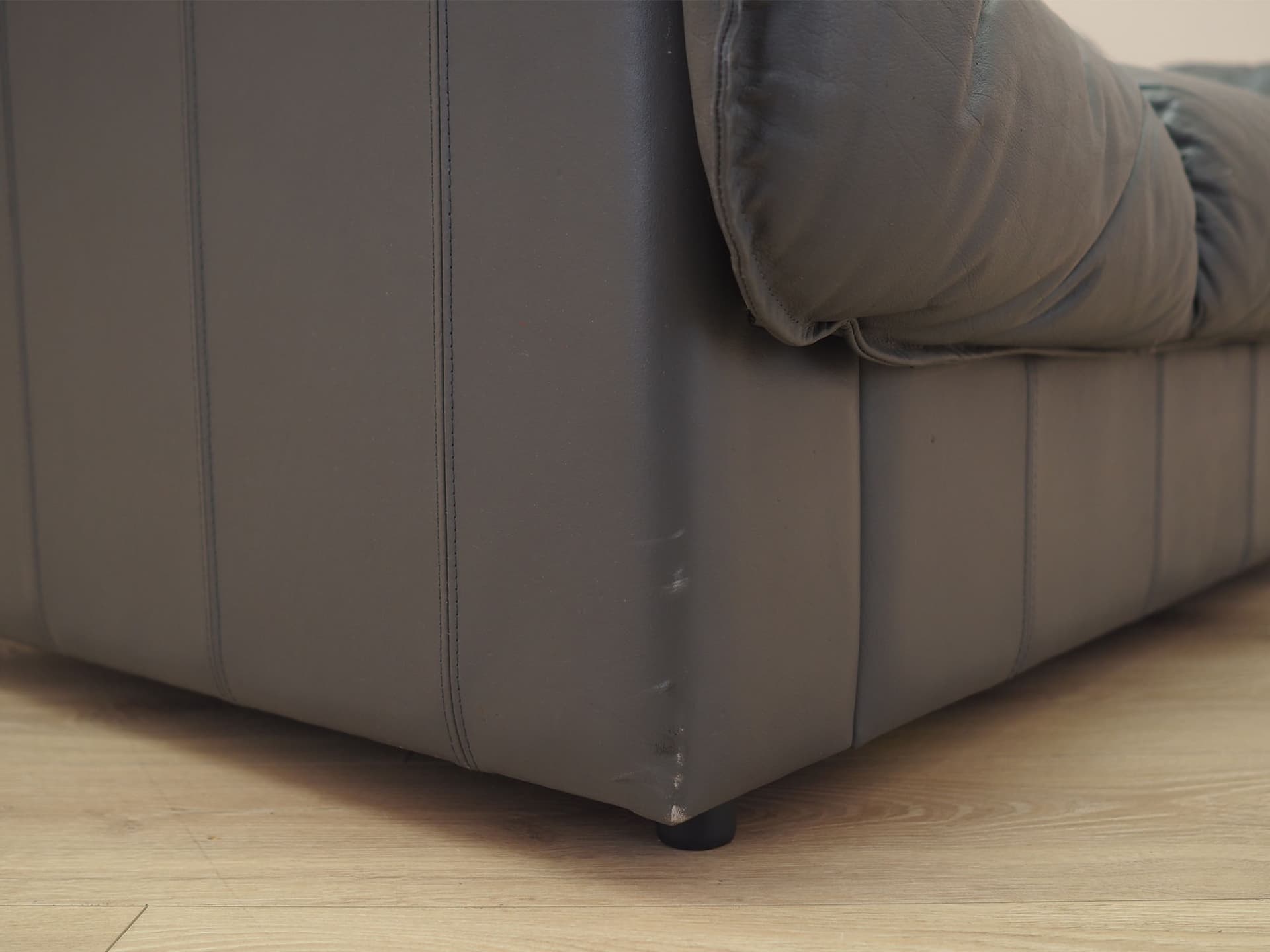 Sofa dwuosobowa, skóra szara, drewno, Włochy, lata 70. - 371815