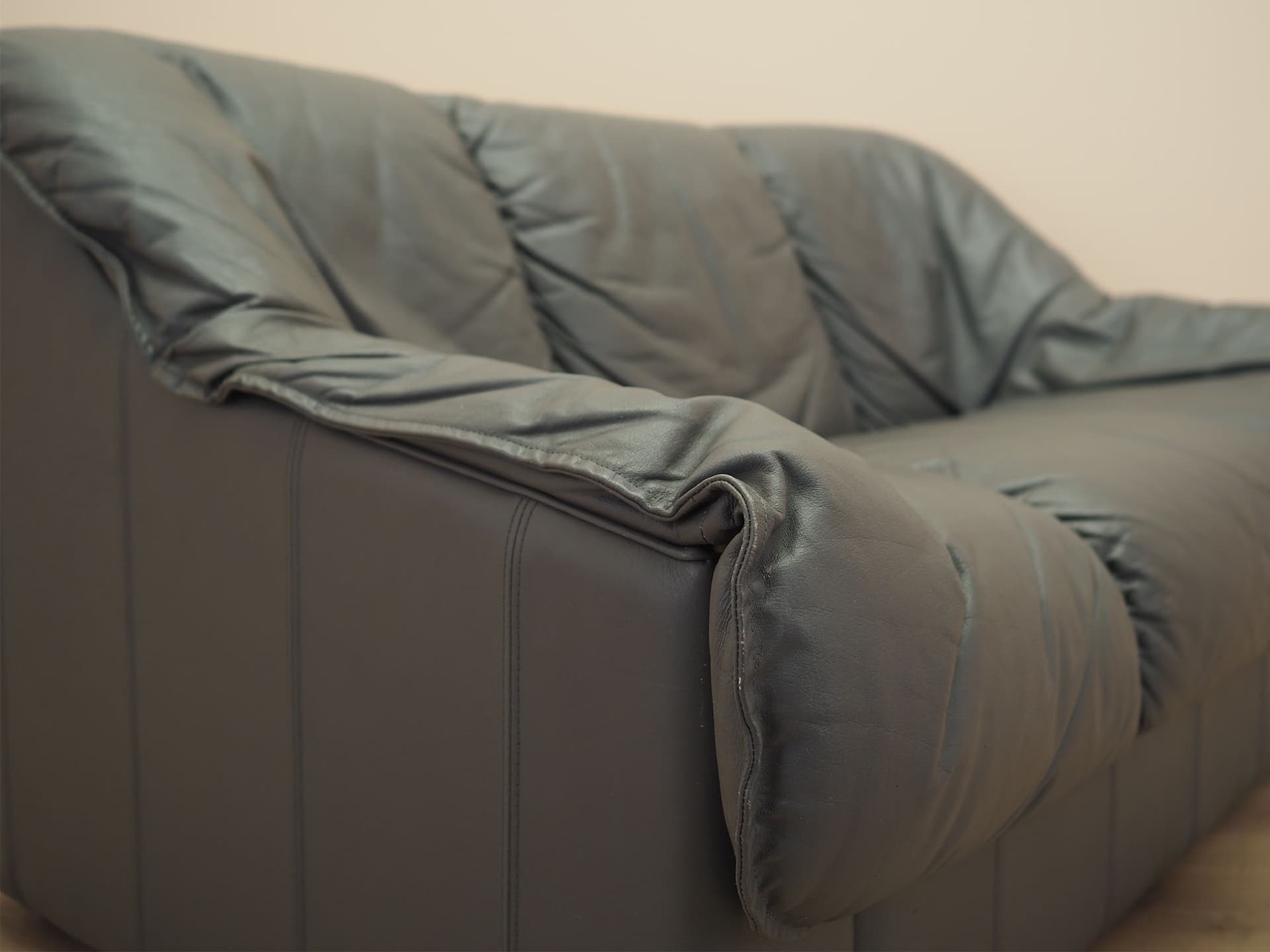 Sofa dwuosobowa, skóra szara, drewno, Włochy, lata 70. - 371812