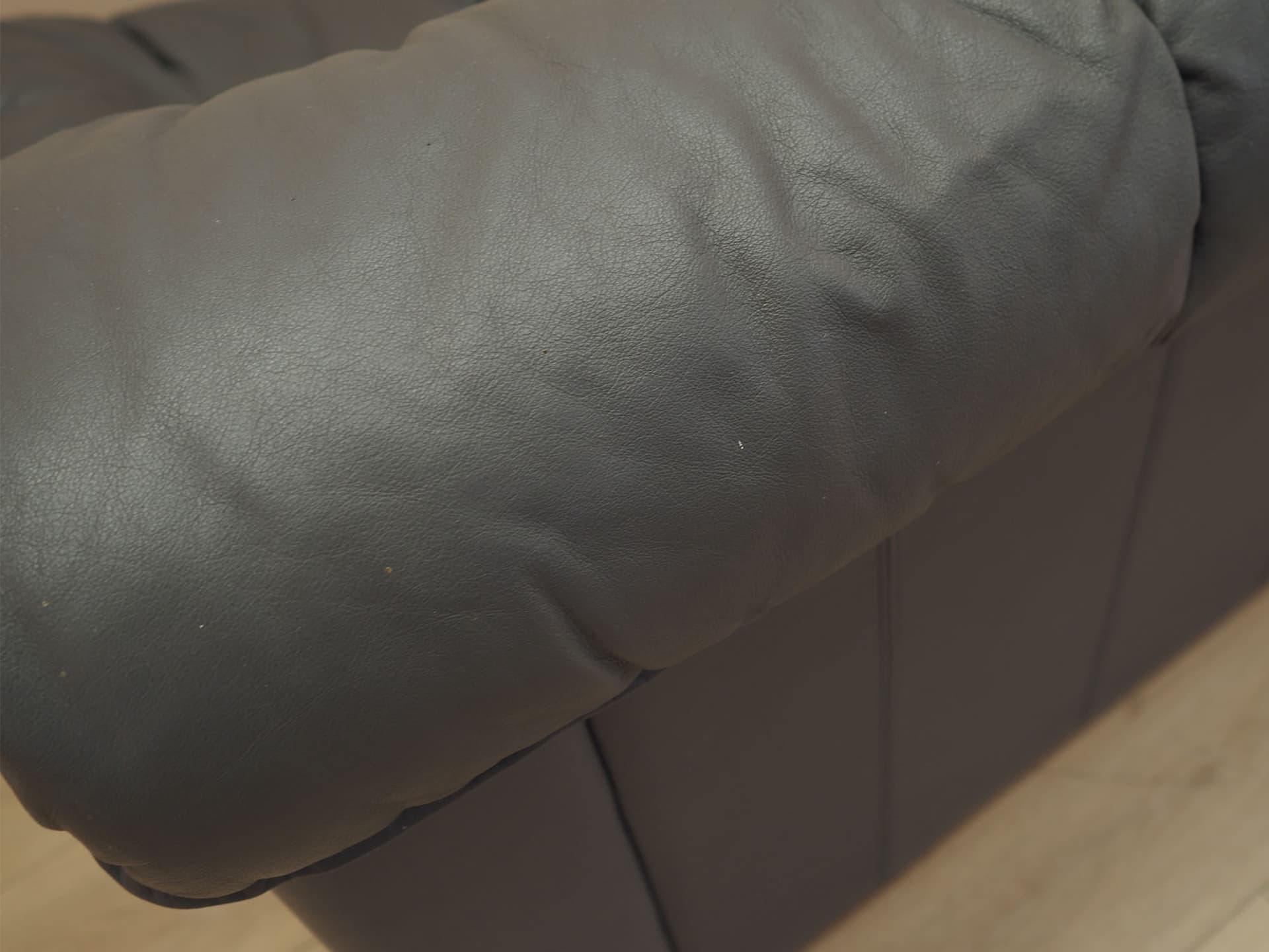 Sofa dwuosobowa, skóra szara, drewno, Włochy, lata 70. - 371814