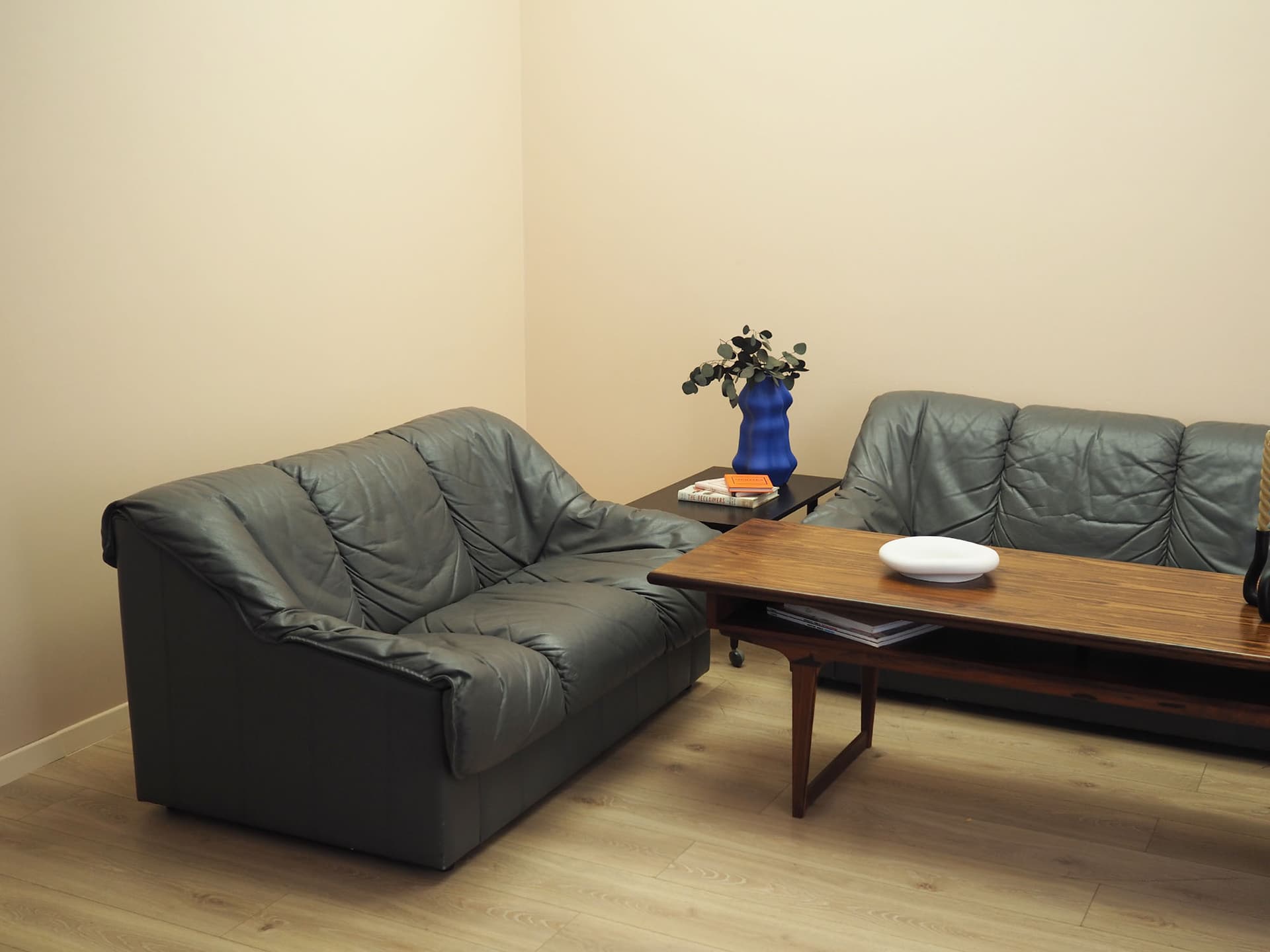 Sofa dwuosobowa, skóra szara, drewno, Włochy, lata 70. - 371811