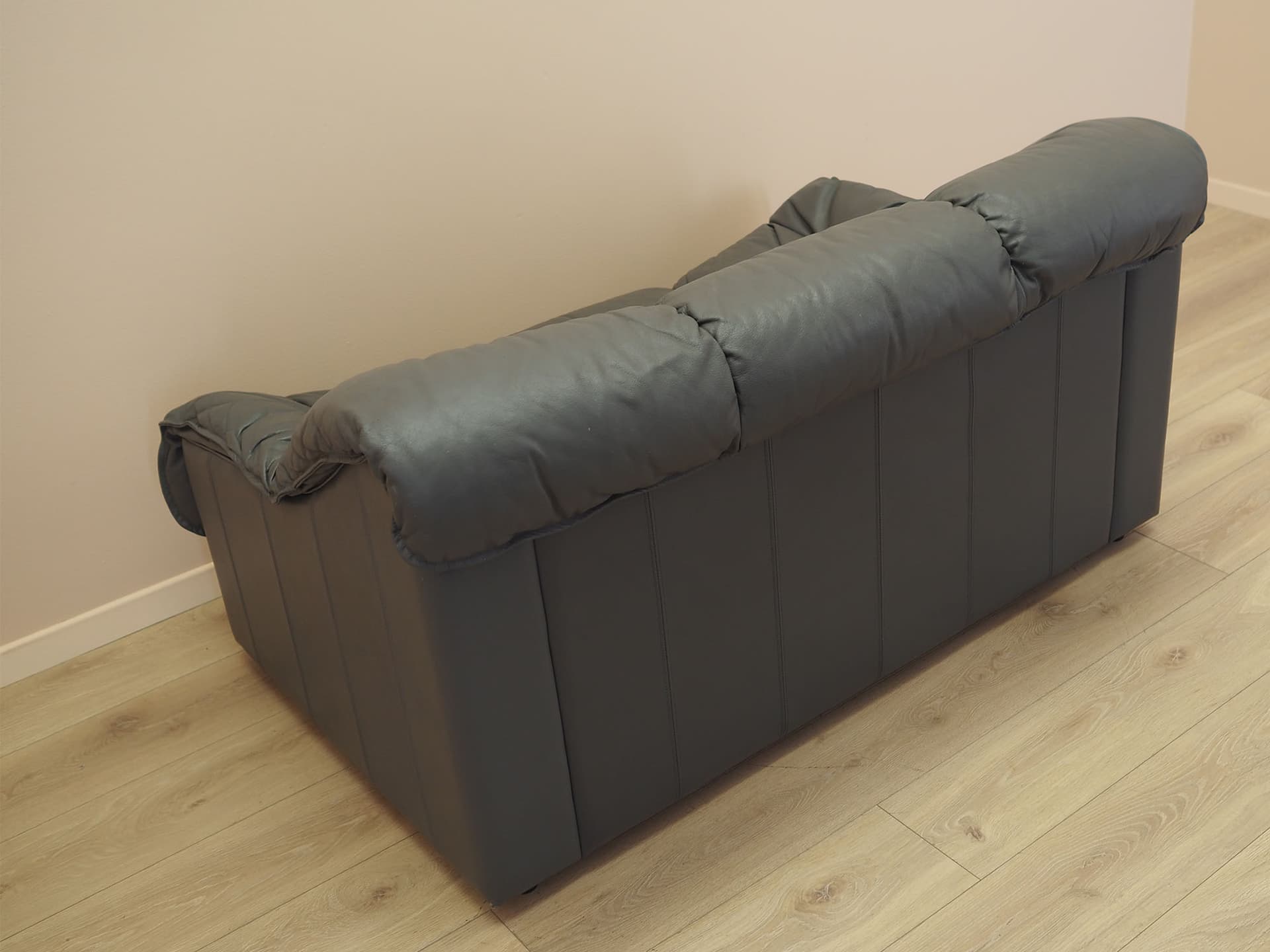 Sofa dwuosobowa, skóra szara, drewno, Włochy, lata 70. - 371820