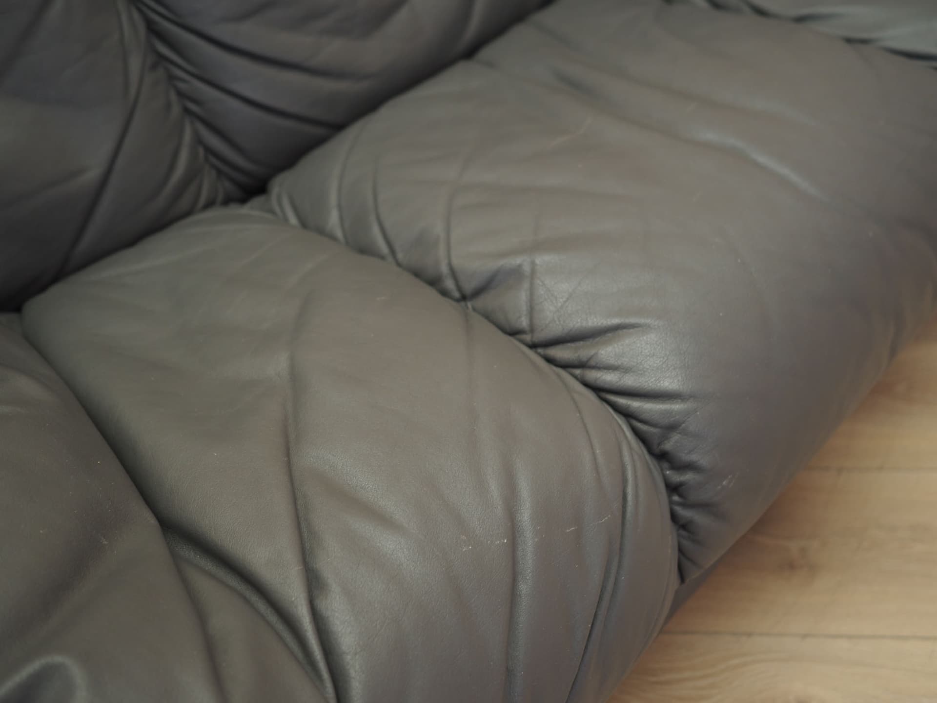 Sofa dwuosobowa, skóra szara, drewno, Włochy, lata 70. - 371816