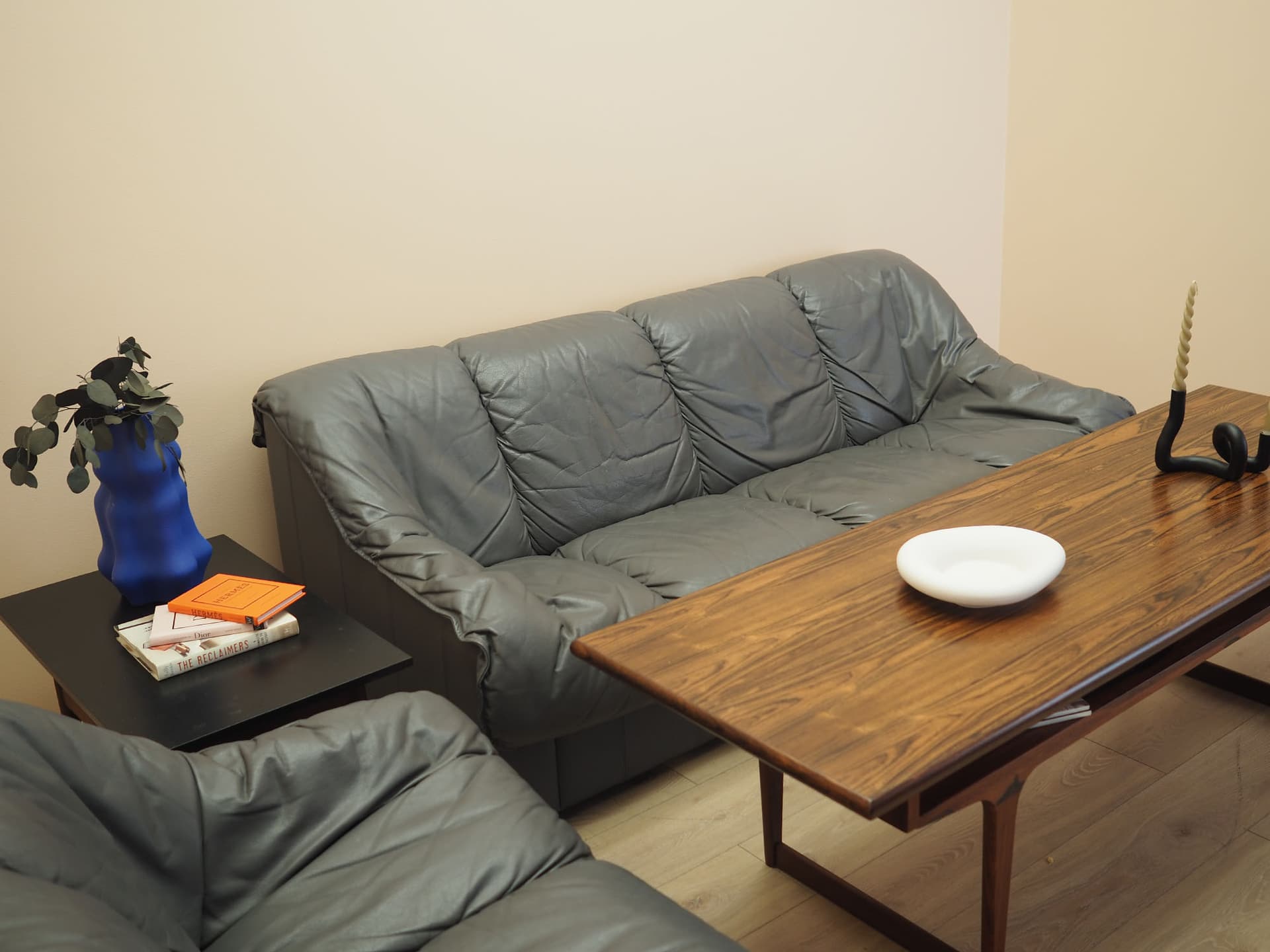 Sofa trzyosobowa, szara skóra, drewno czarne, Włochy, lata 70. - 371824
