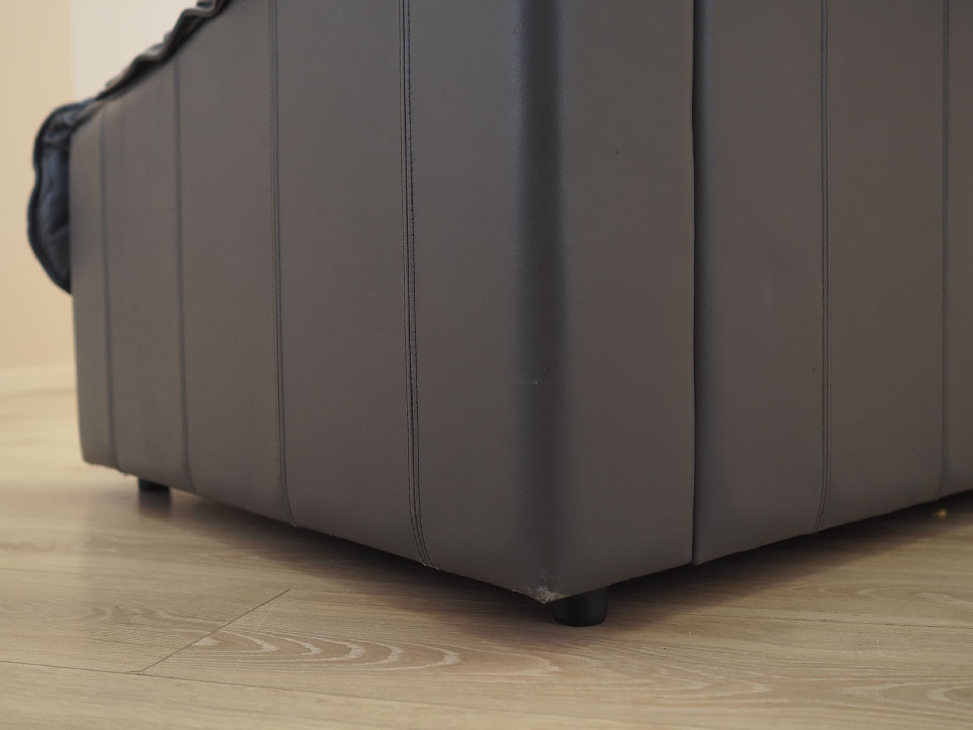 Sofa trzyosobowa, szara skóra, drewno czarne, Włochy, lata 70. - 371828