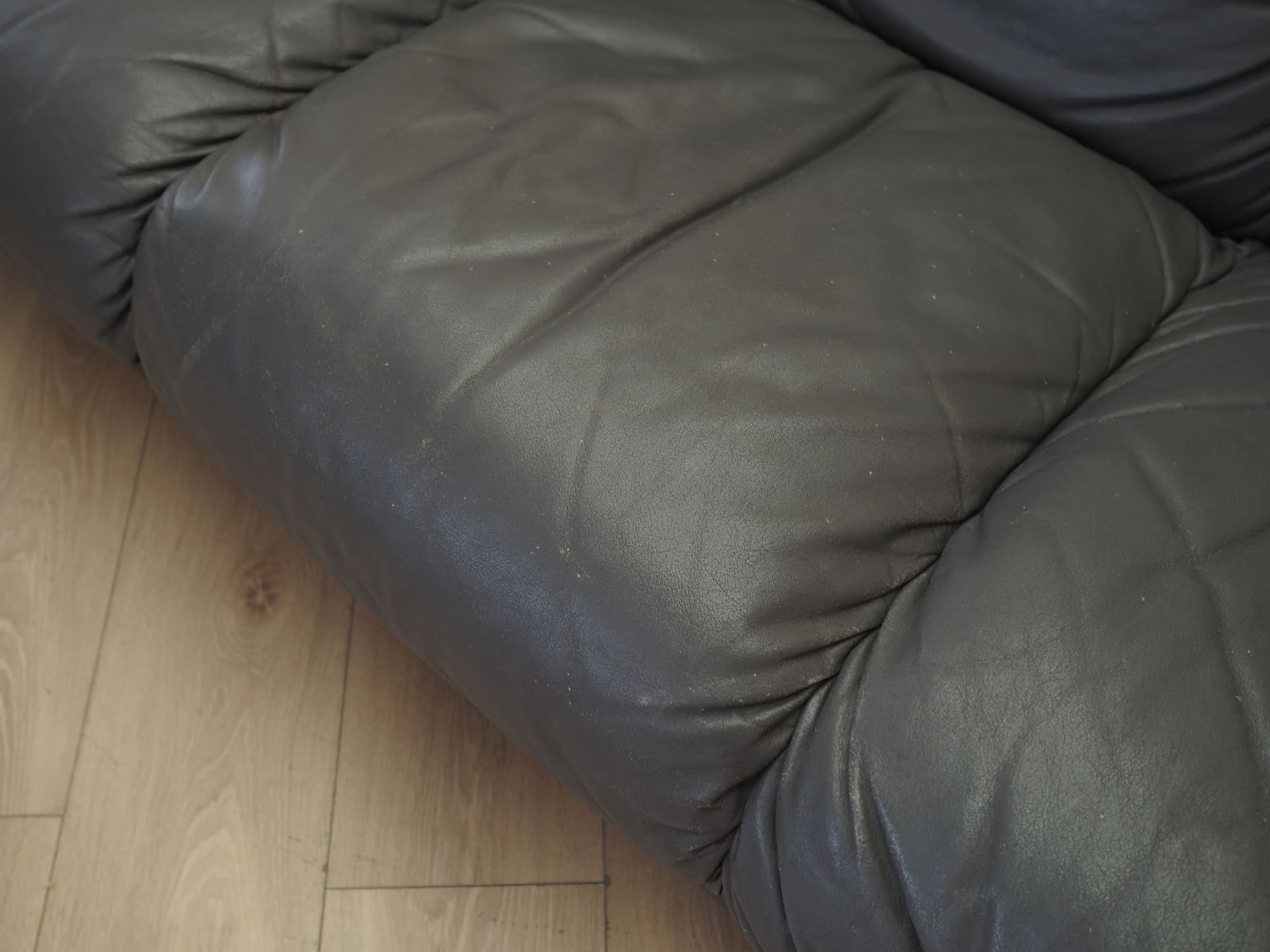 Sofa trzyosobowa, szara skóra, drewno czarne, Włochy, lata 70. - 371832