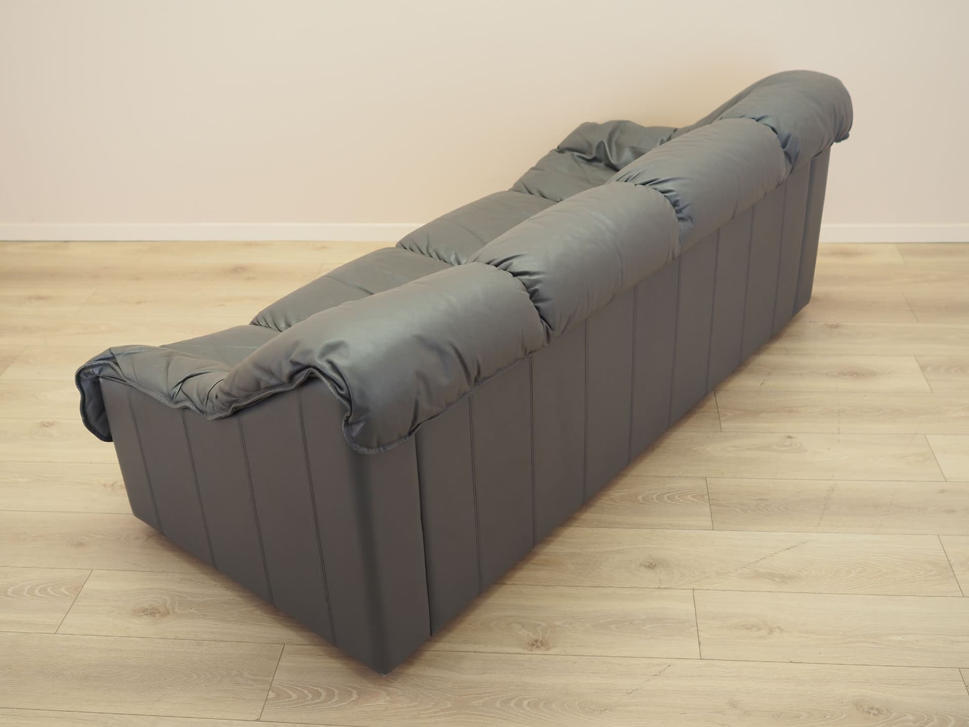 Sofa trzyosobowa, szara skóra, drewno czarne, Włochy, lata 70. - 371827