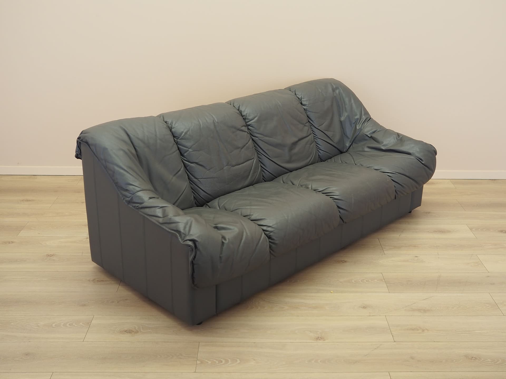 Sofa trzyosobowa, szara skóra, drewno czarne, Włochy, lata 70. - 371830
