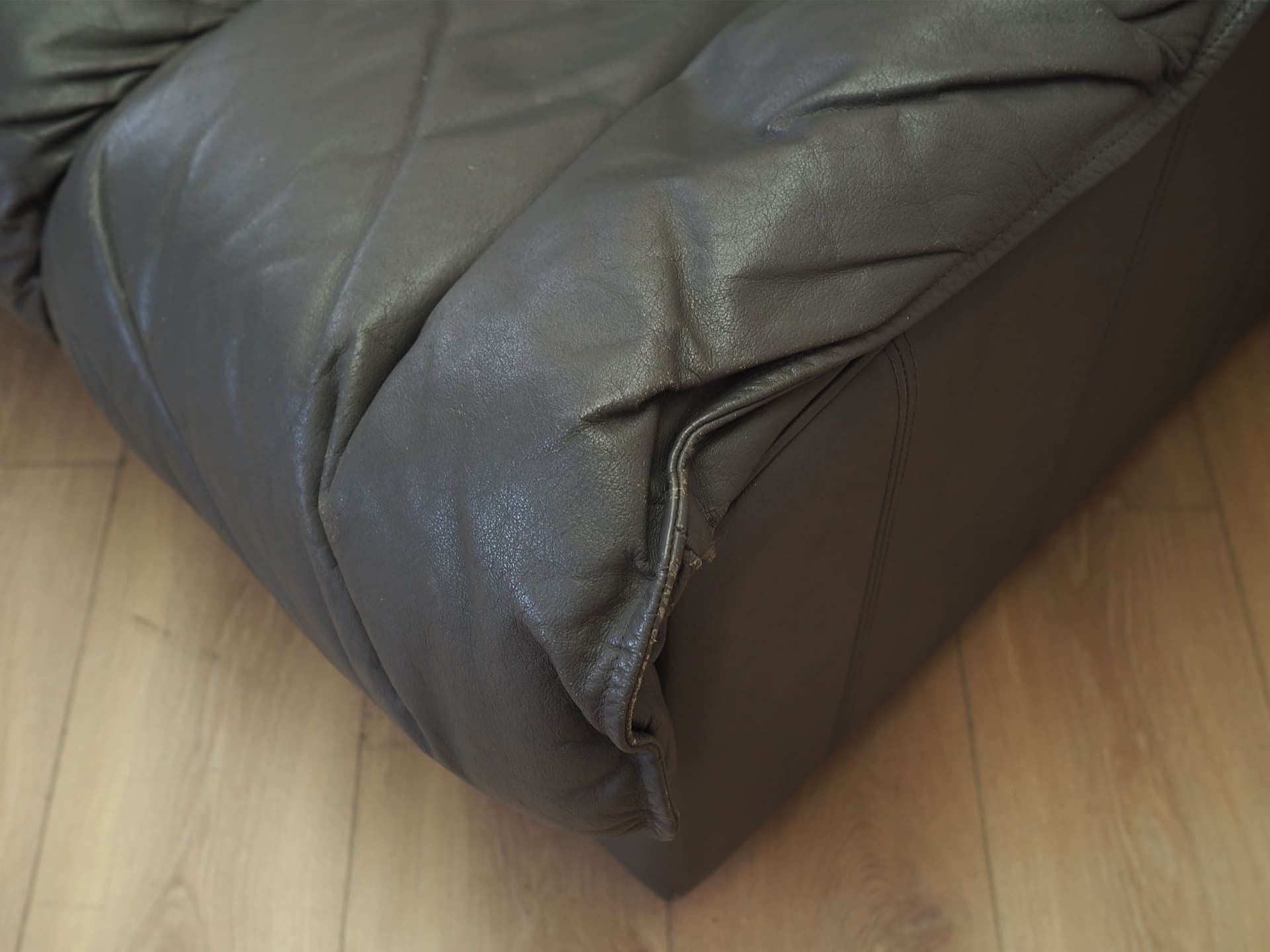 Sofa trzyosobowa, szara skóra, drewno czarne, Włochy, lata 70. - 371833