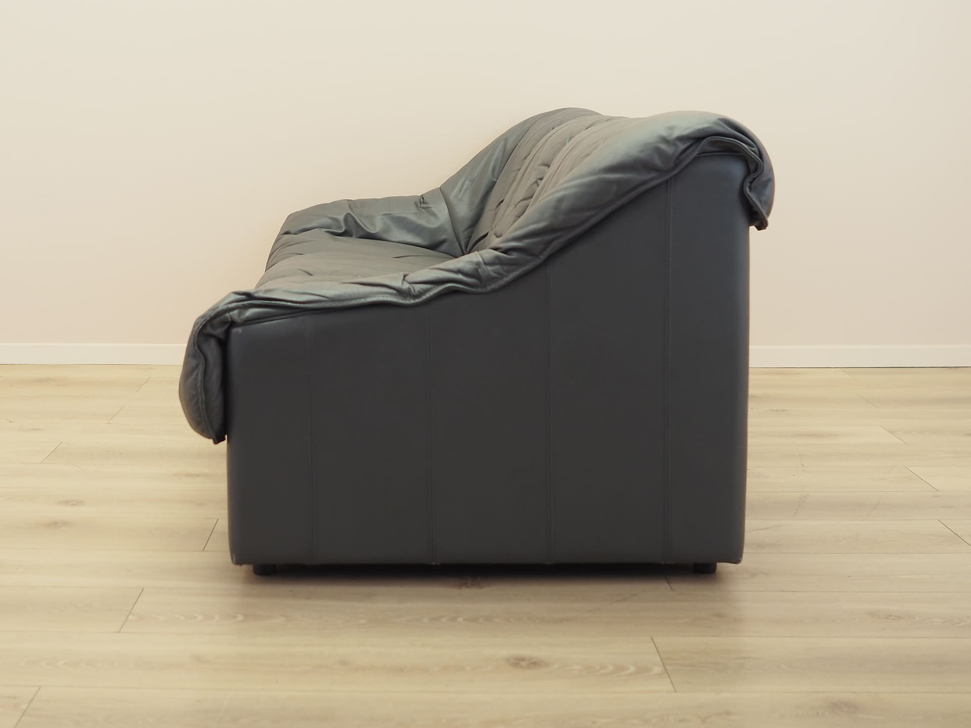 Sofa trzyosobowa, szara skóra, drewno czarne, Włochy, lata 70. - 371826