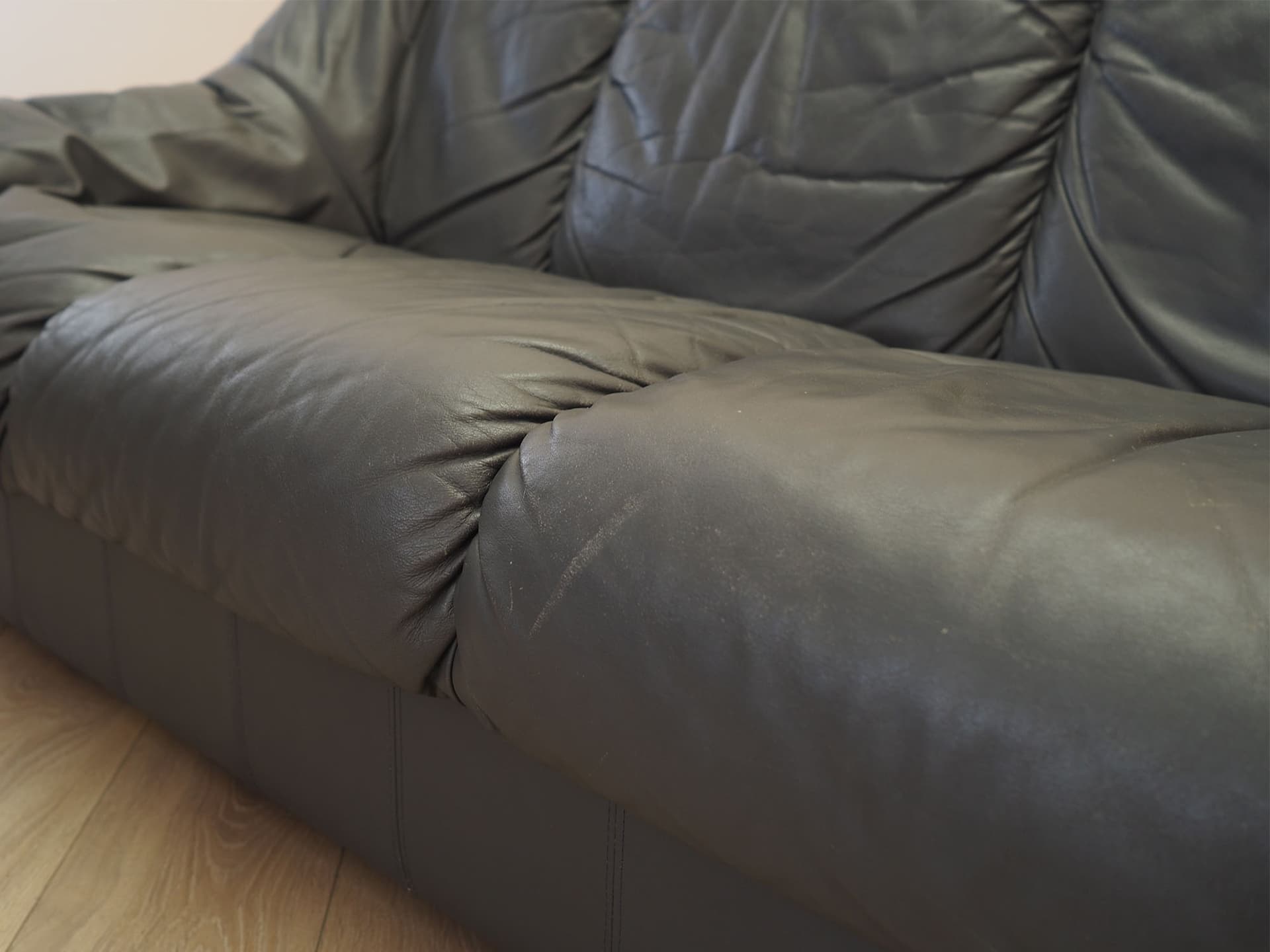 Sofa trzyosobowa, szara skóra, drewno czarne, Włochy, lata 70. - 371836