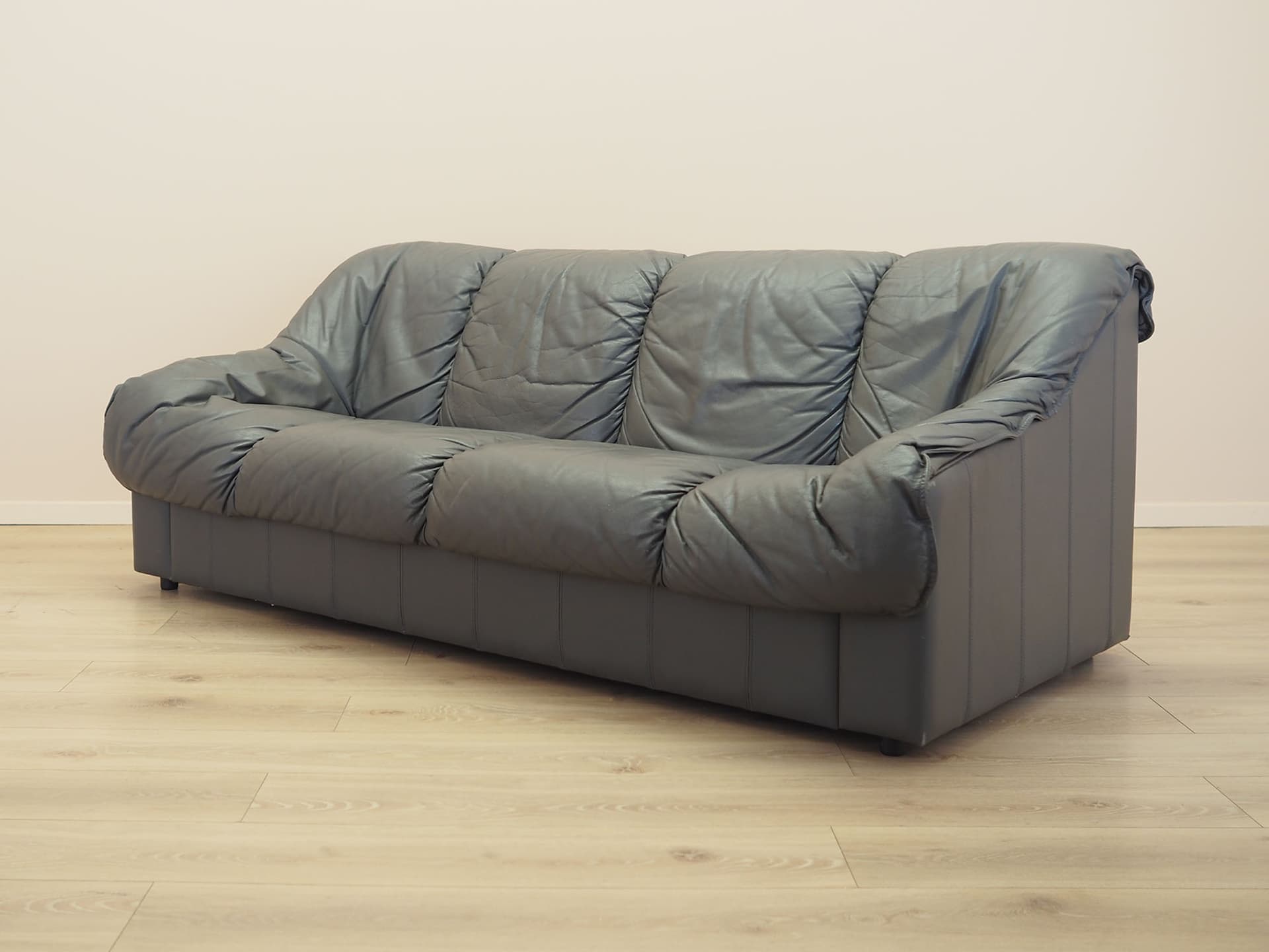 Sofa trzyosobowa, szara skóra, drewno czarne, Włochy, lata 70. - 371825