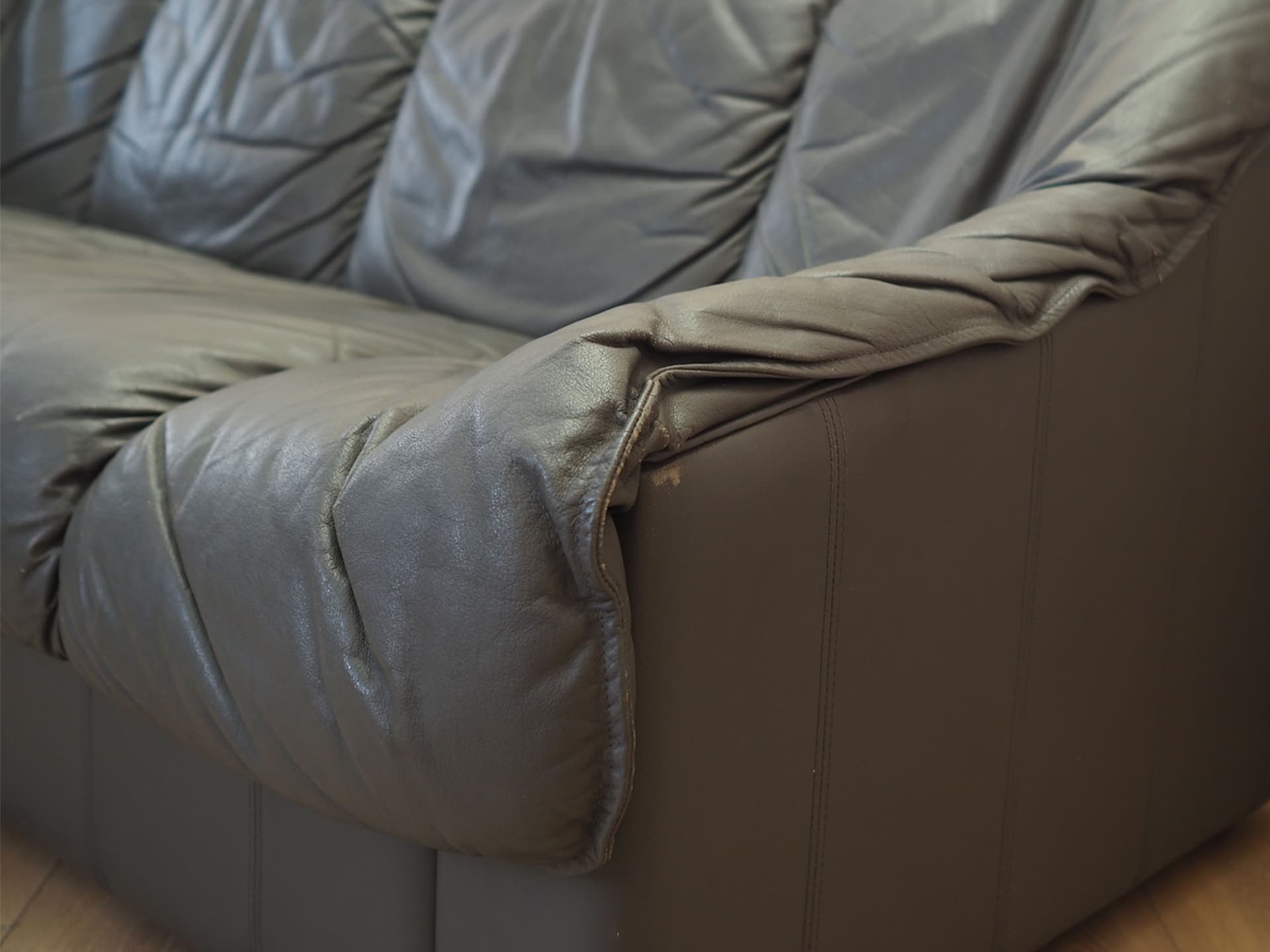 Sofa trzyosobowa, szara skóra, drewno czarne, Włochy, lata 70. - 371835