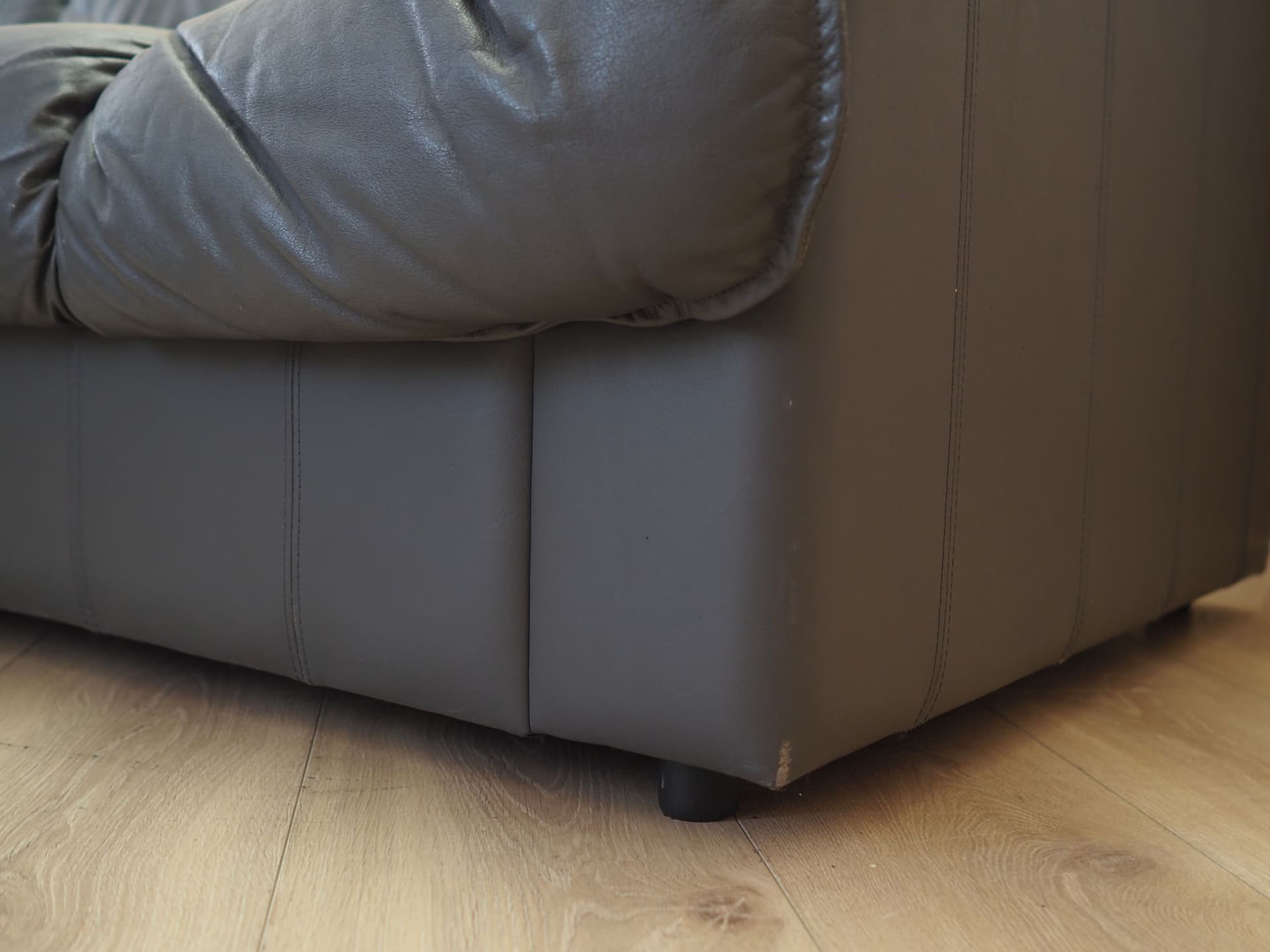Sofa trzyosobowa, szara skóra, drewno czarne, Włochy, lata 70. - 371834