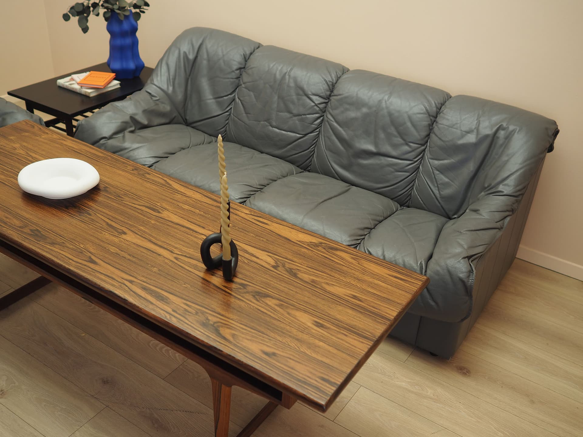 Sofa trzyosobowa, szara skóra, drewno czarne, Włochy, lata 70. - 371823