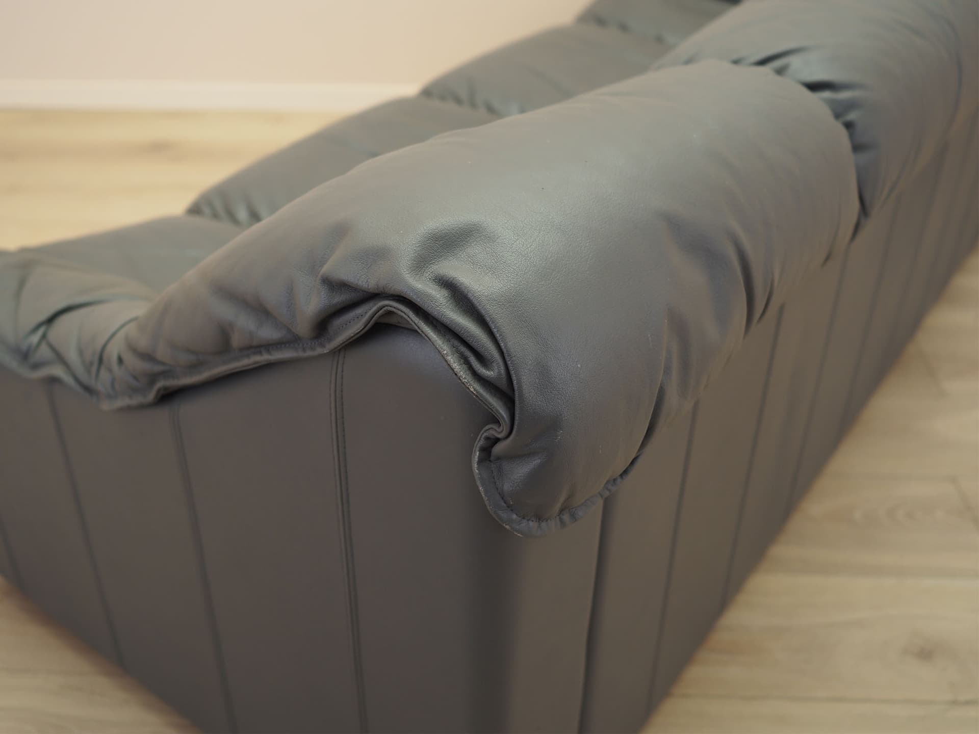 Sofa trzyosobowa, szara skóra, drewno czarne, Włochy, lata 70. - 371829